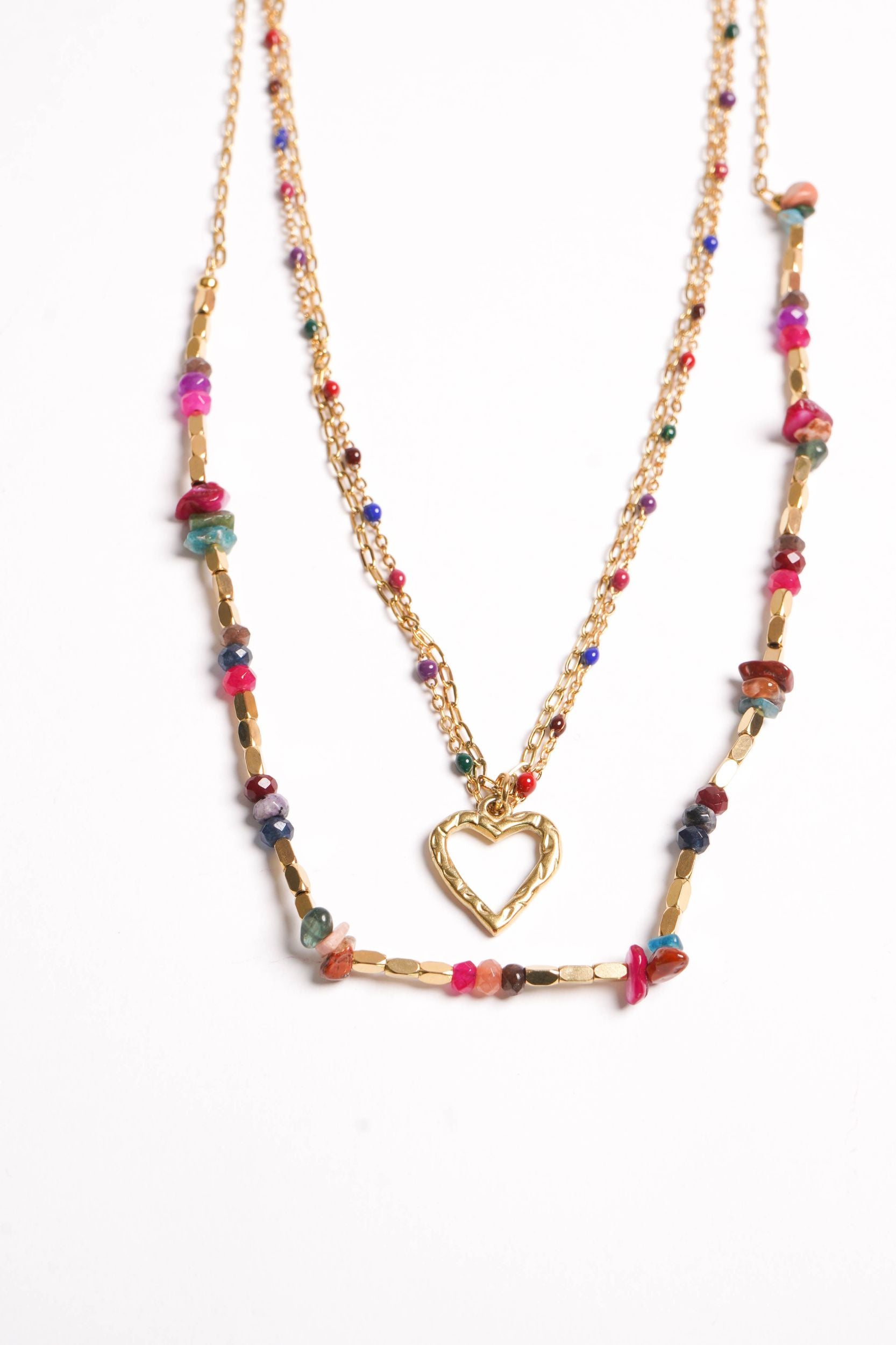 Goldene Layering-Kette mit Herzanhäger und bunten Perlen in verschiedenen Größen