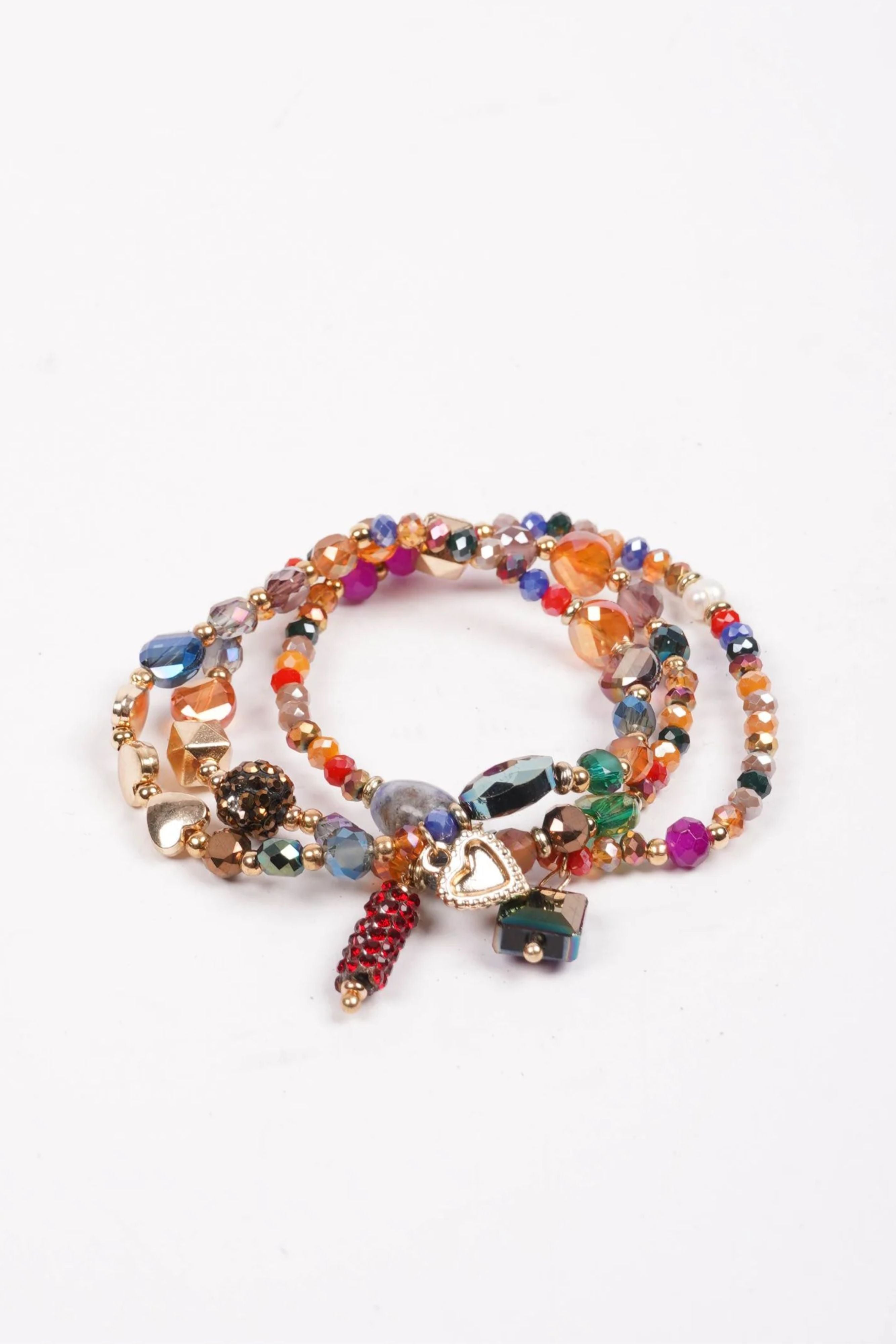 Buntes Armband-Set mit verschiedenen Perlen in verschiedenen Größen und Formen