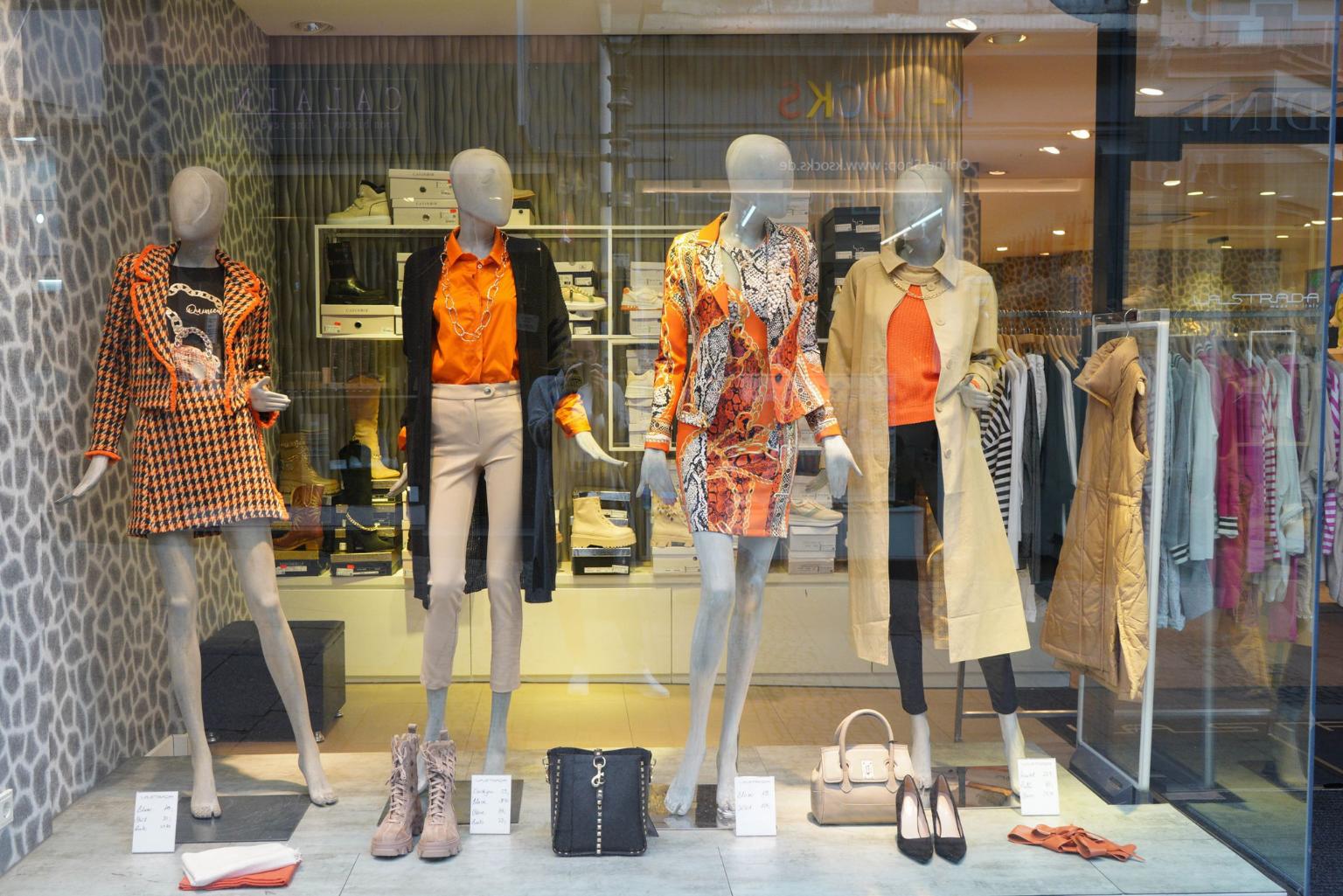 La Strada Filiale Aachen Schaufenster mit Schaufensterpuppen