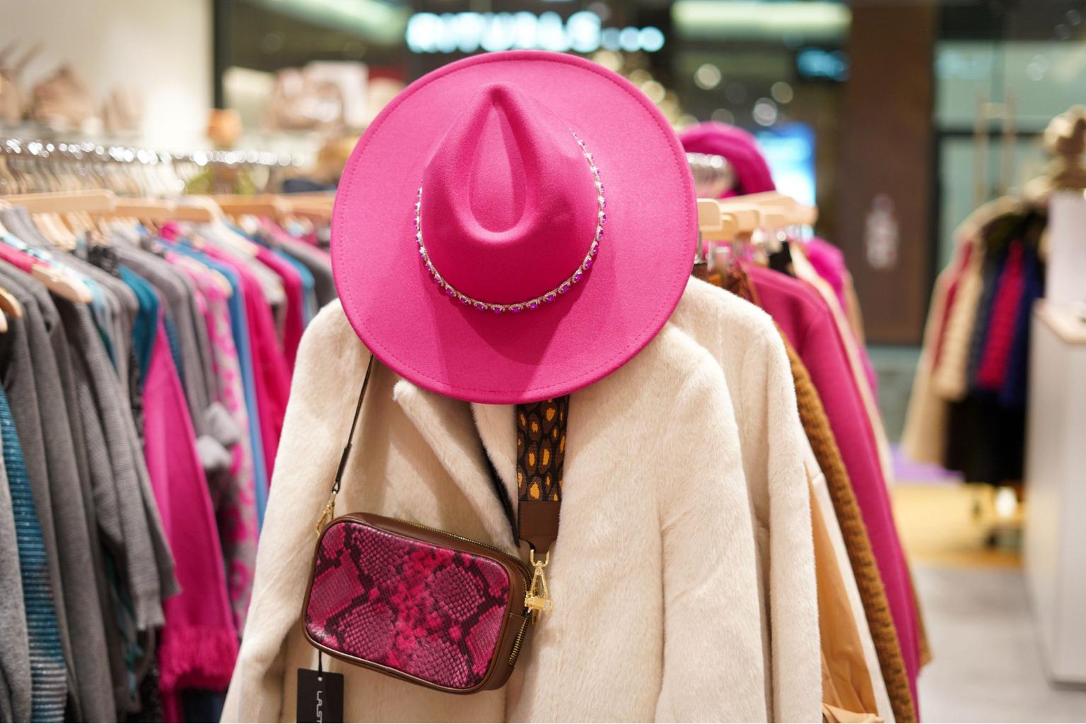 La Strada Store Gummersbach Innenansicht der Filiale mit Detailaufnahme von Mantel und Hut