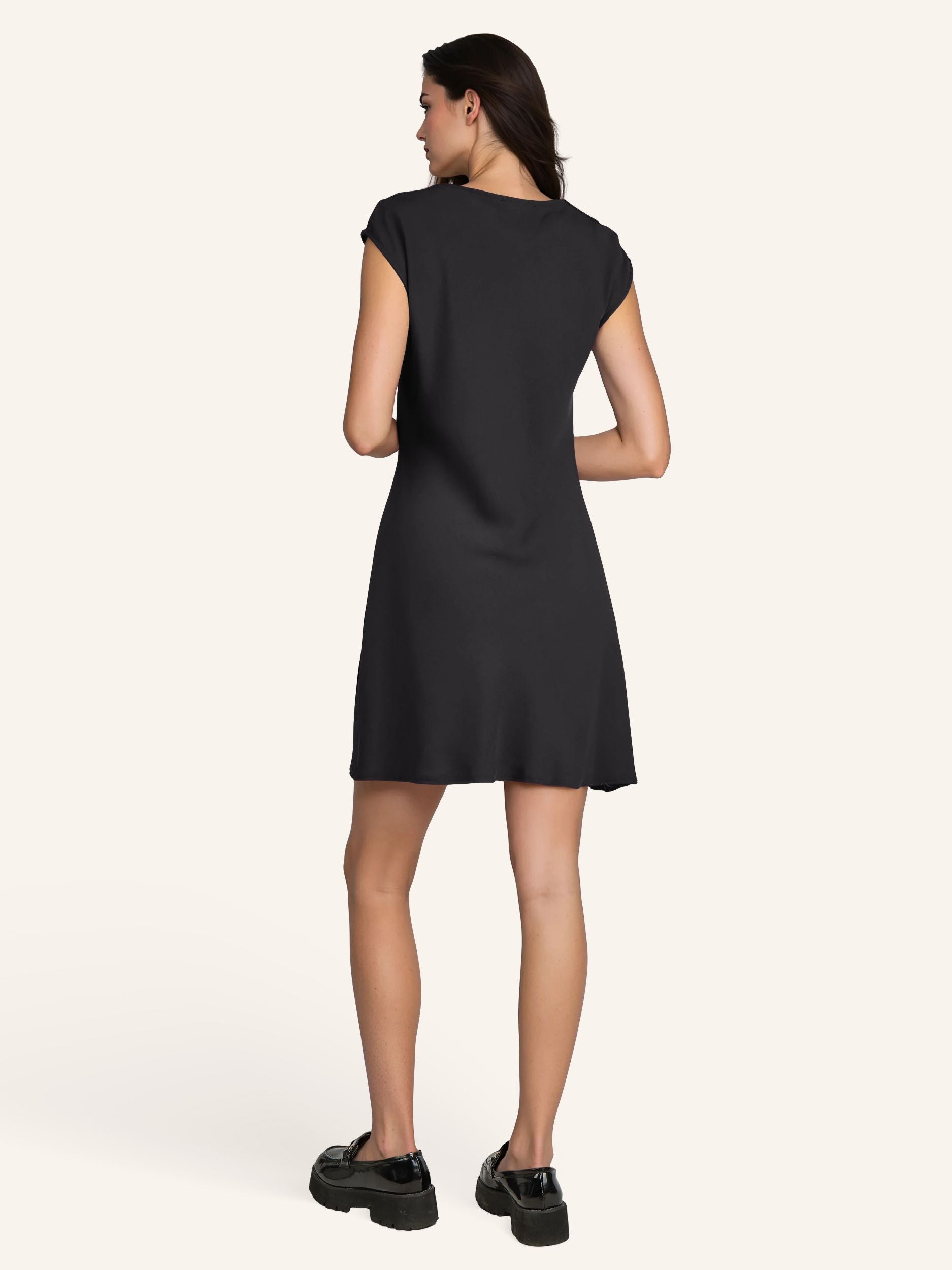 Robe fourreau sans manches