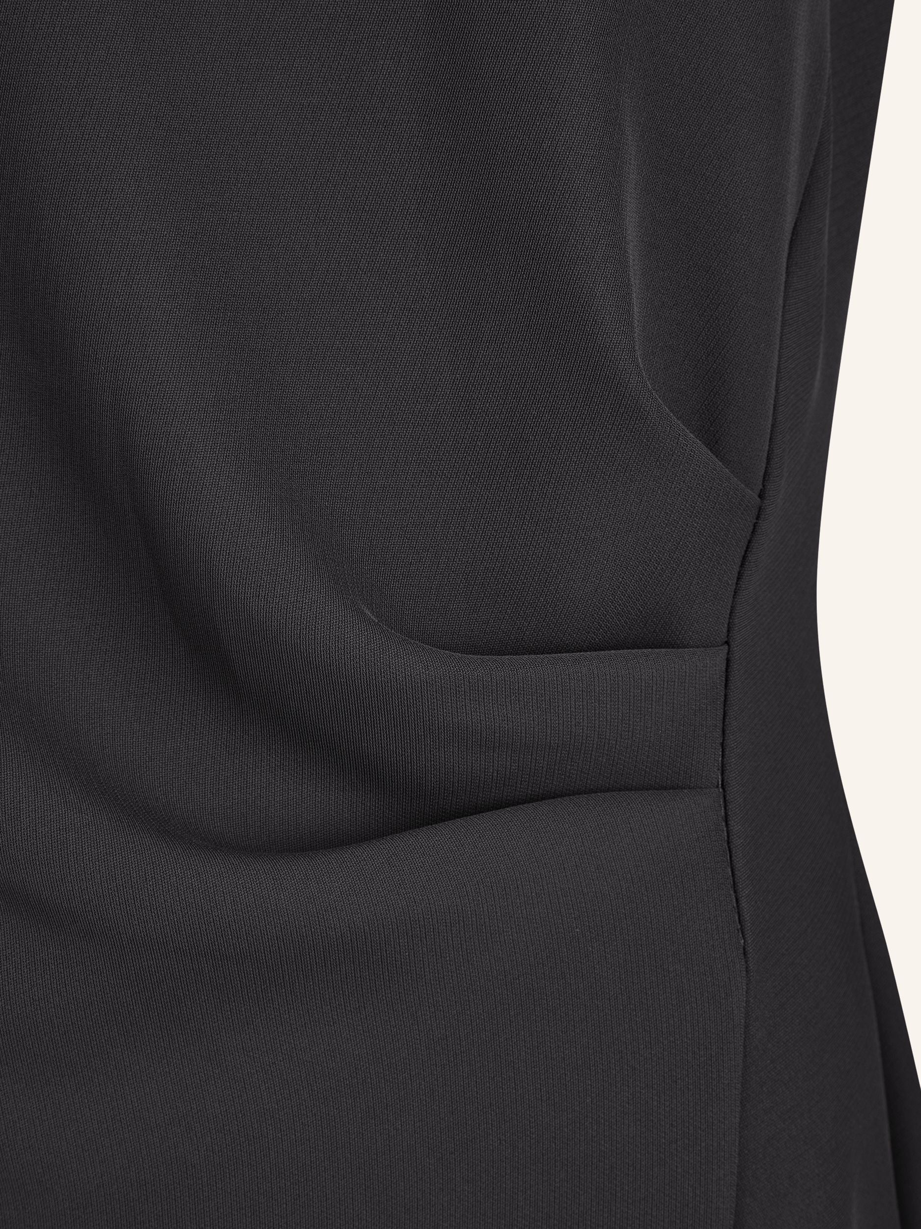 Robe fourreau sans manches
