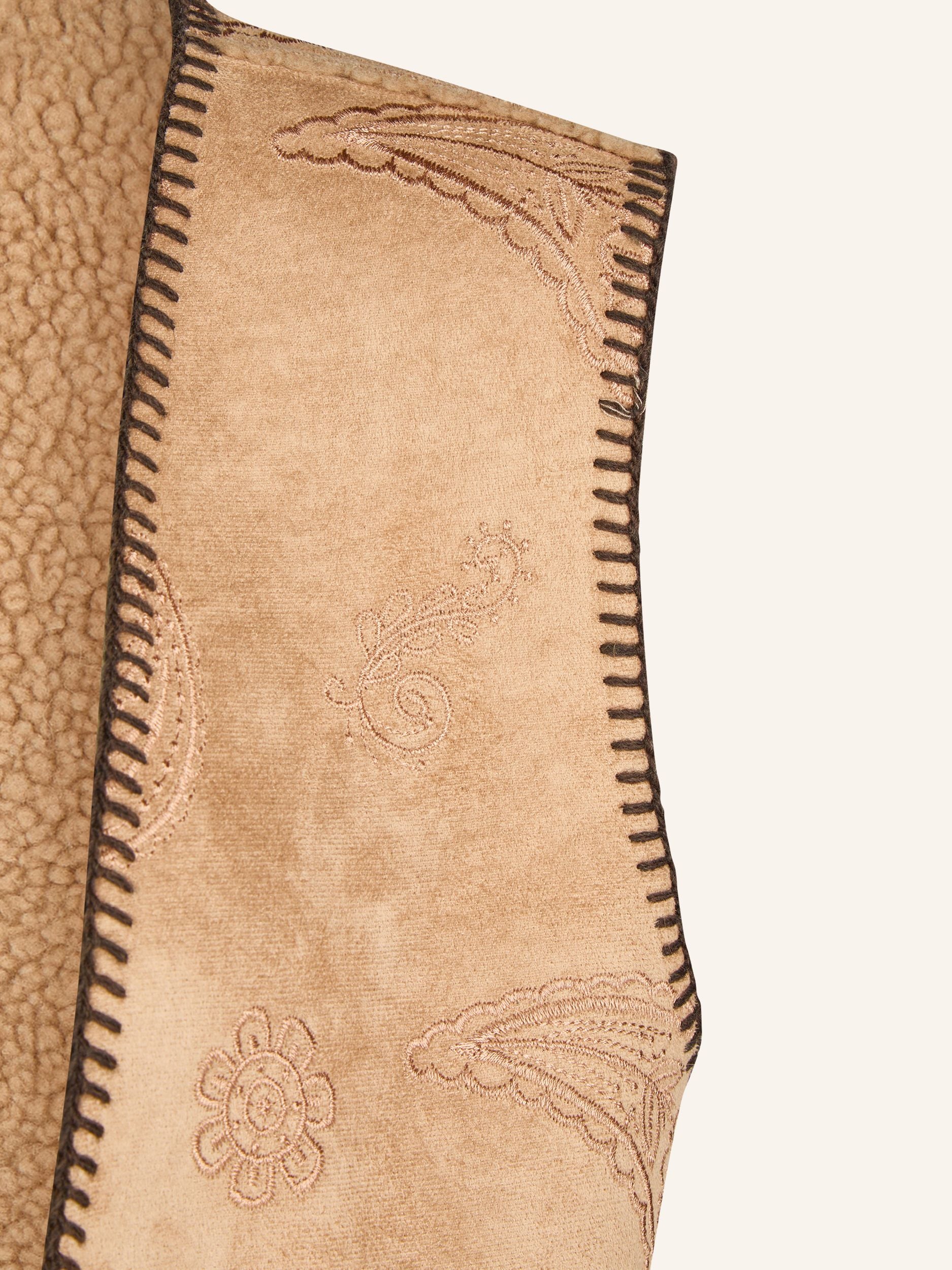 Fellweste mit Stickdetails