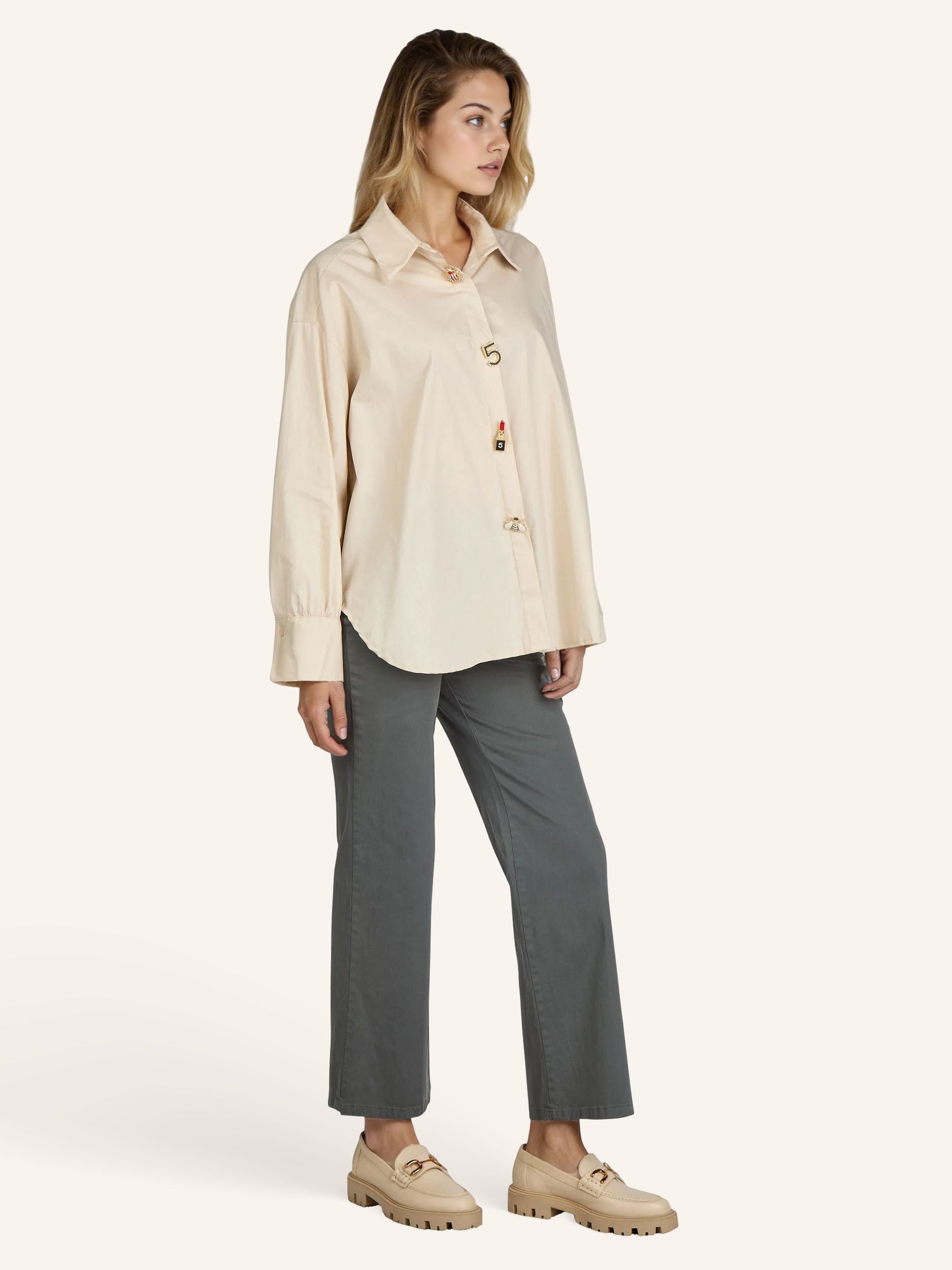 Oversize-Bluse mit modischen Schmuckdetails
