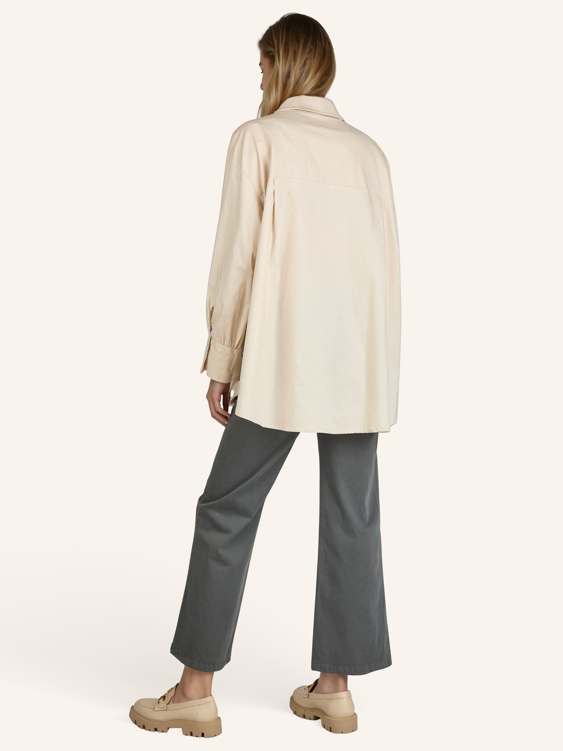 Oversize-Bluse mit modischen Schmuckdetails