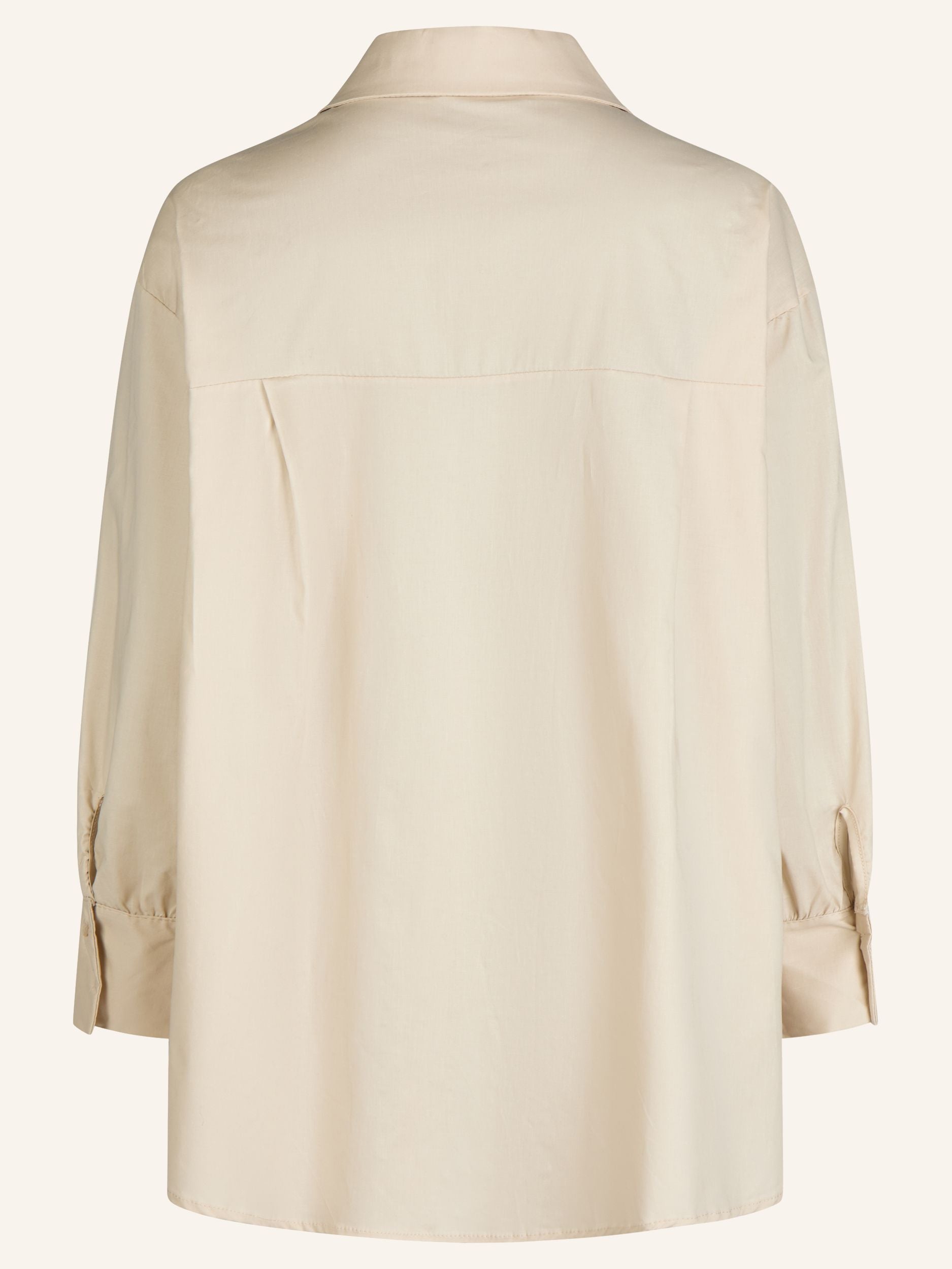 Oversize-Bluse mit modischen Schmuckdetails