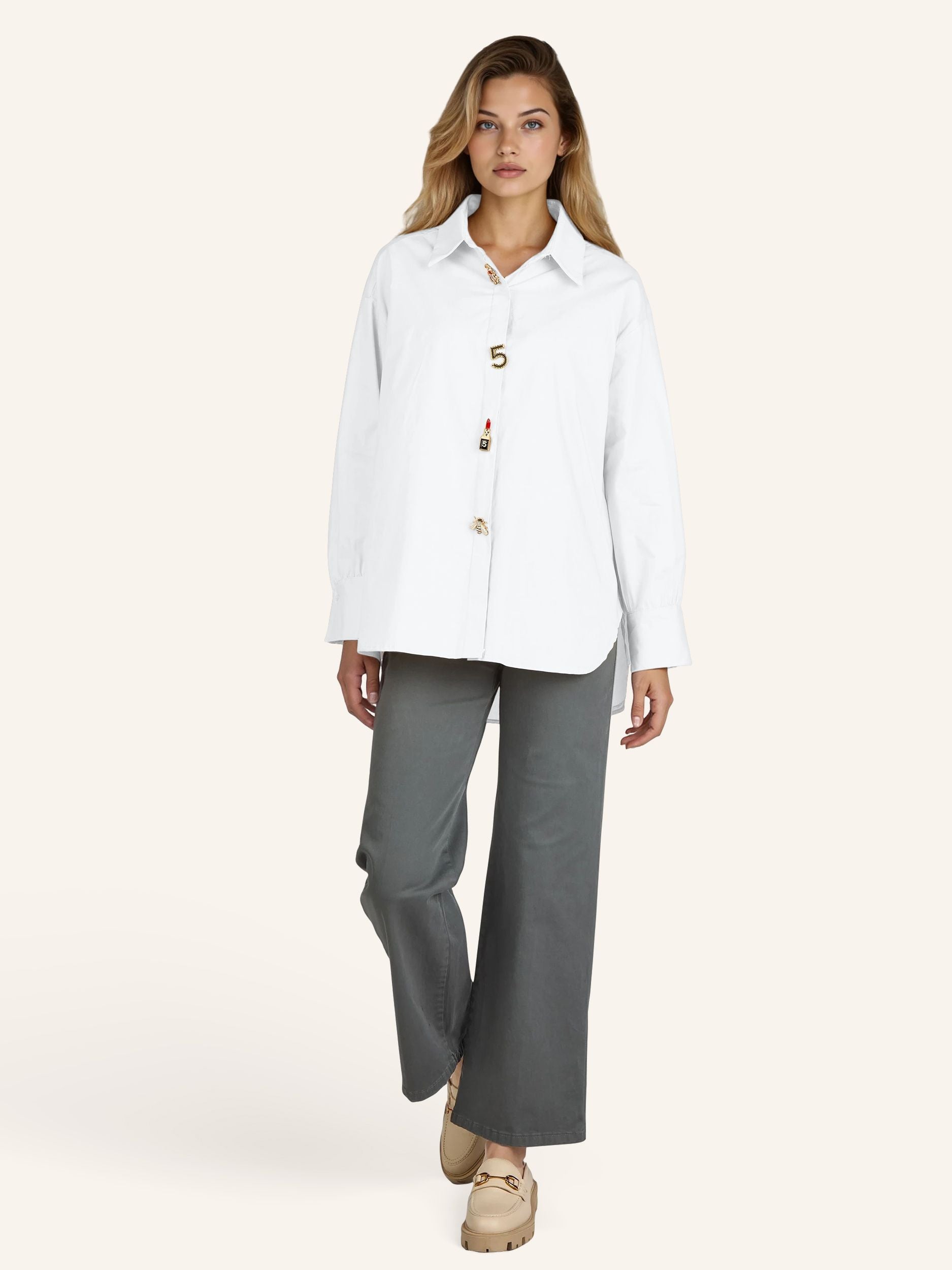 Oversize-Bluse mit modischen Schmuckdetails