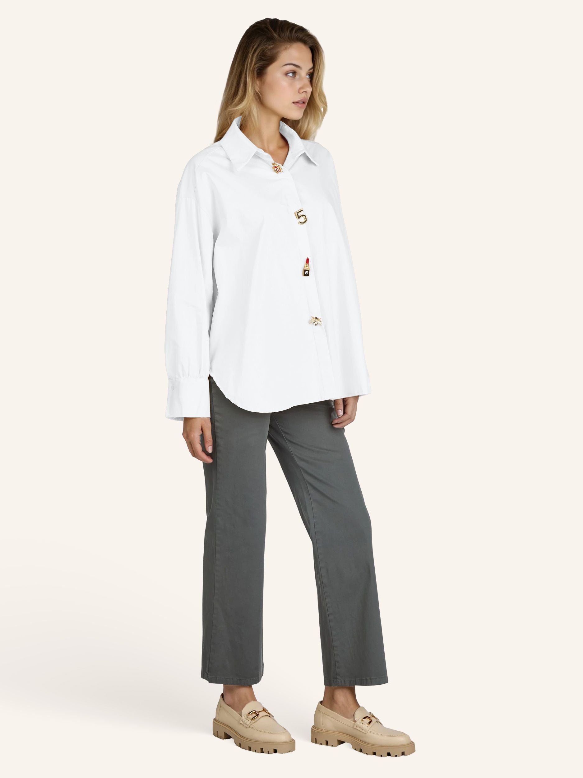 Oversize-Bluse mit modischen Schmuckdetails