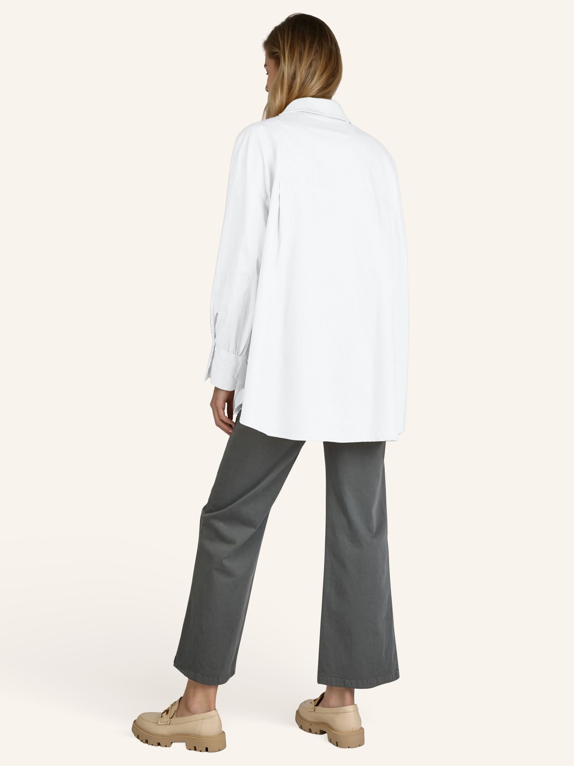Oversize-Bluse mit modischen Schmuckdetails
