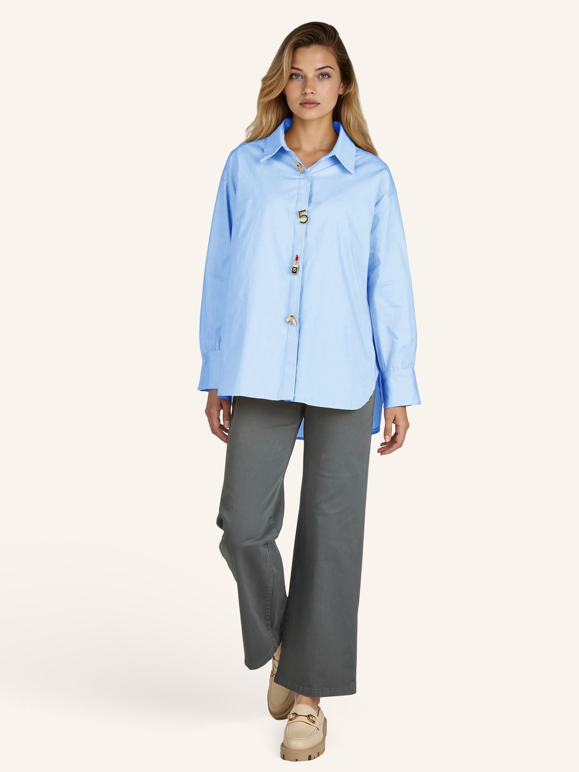 Oversize-Bluse mit modischen Schmuckdetails