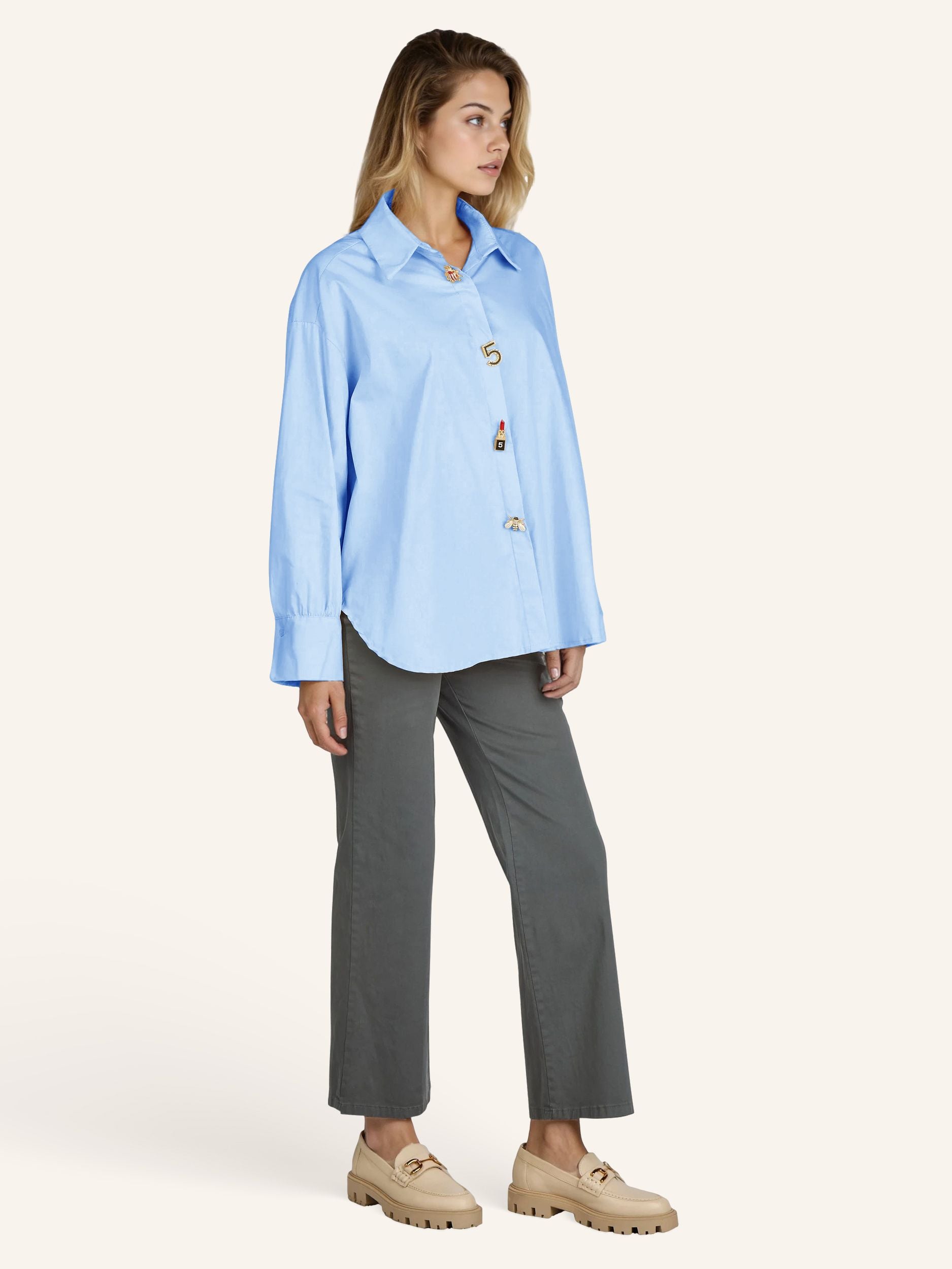 Oversize-Bluse mit modischen Schmuckdetails