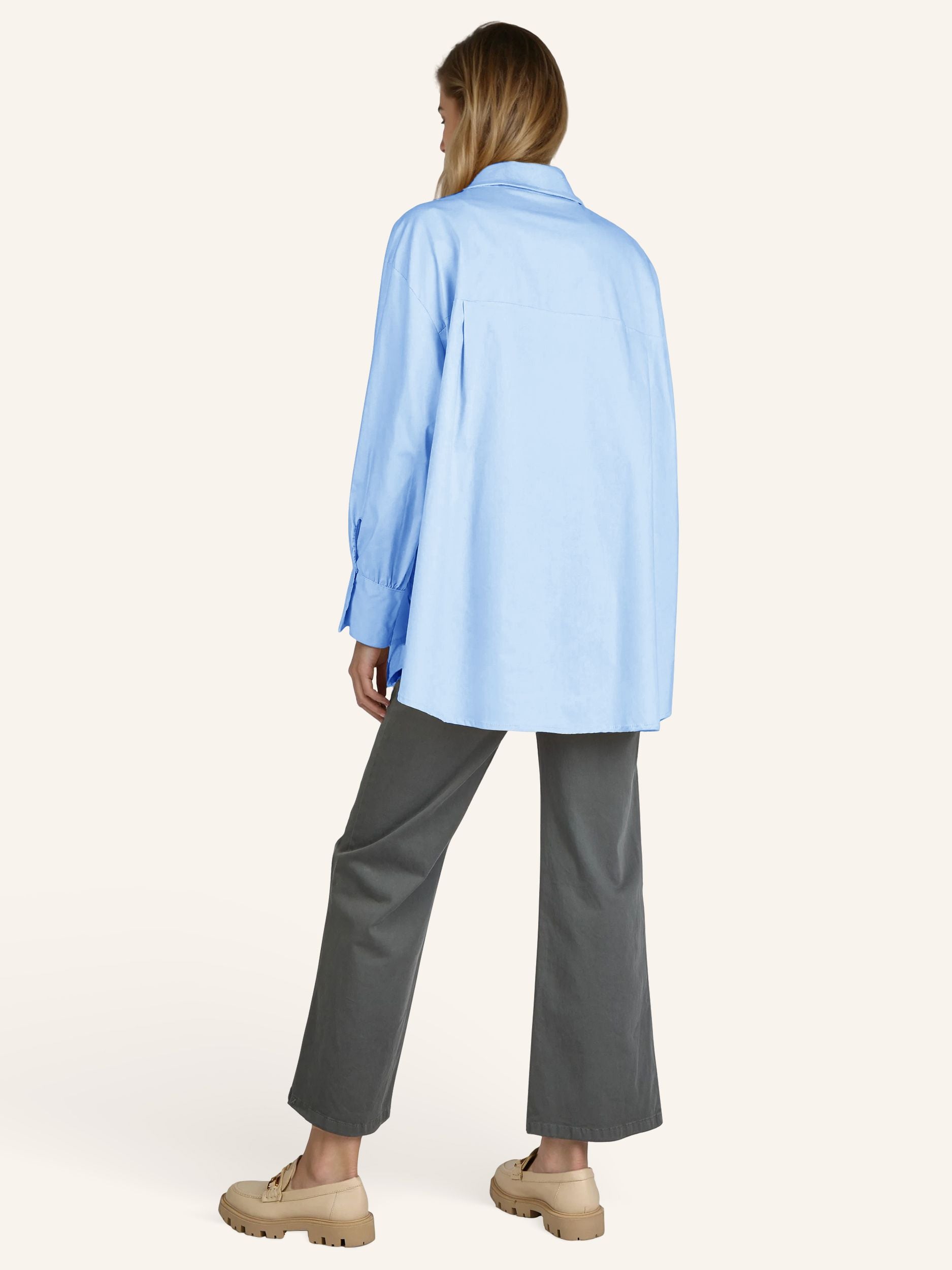 Oversize-Bluse mit modischen Schmuckdetails
