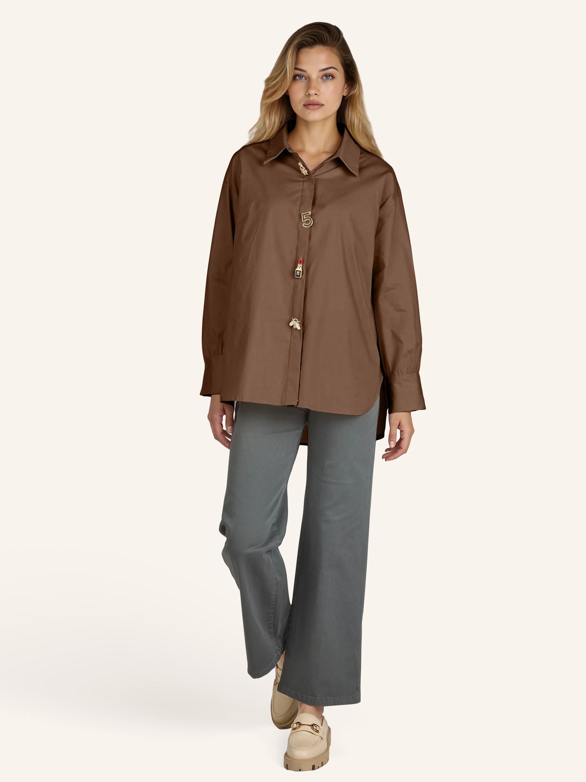Oversize-Bluse mit modischen Schmuckdetails