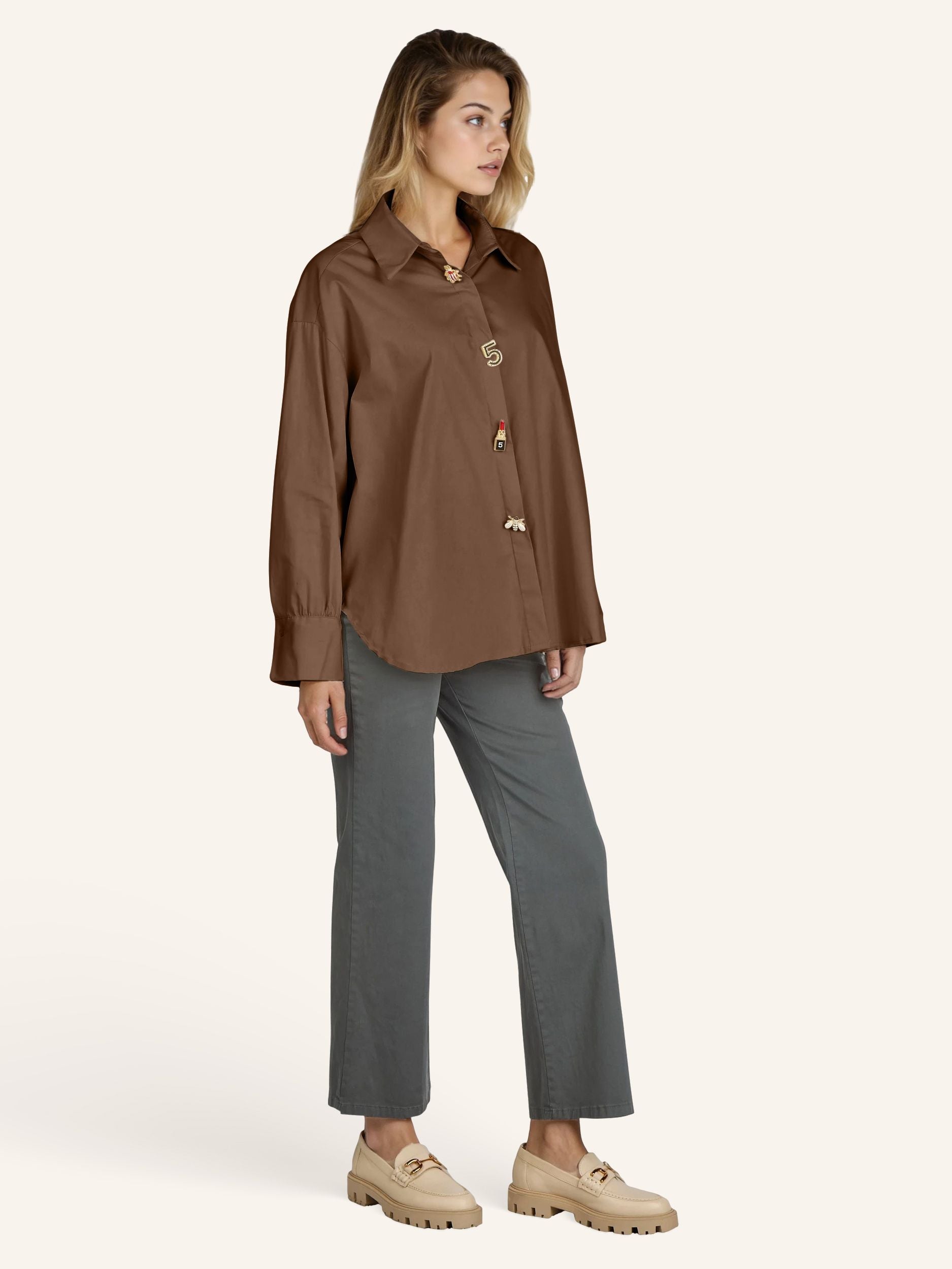 Oversize-Bluse mit modischen Schmuckdetails