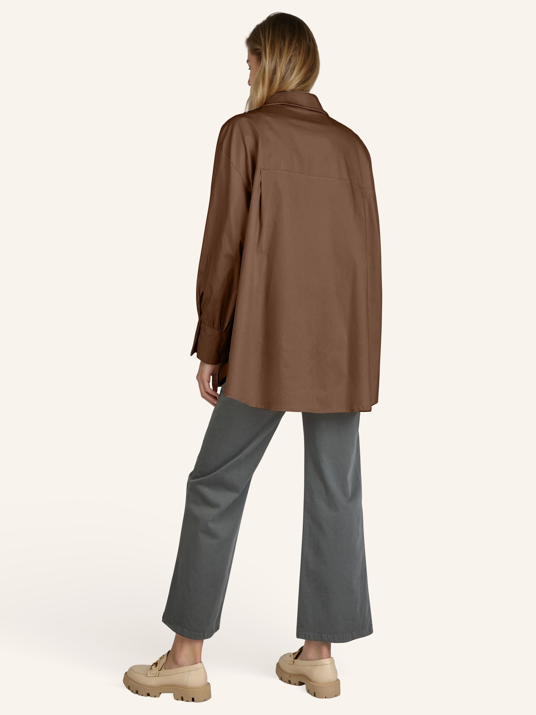 Oversize-Bluse mit modischen Schmuckdetails