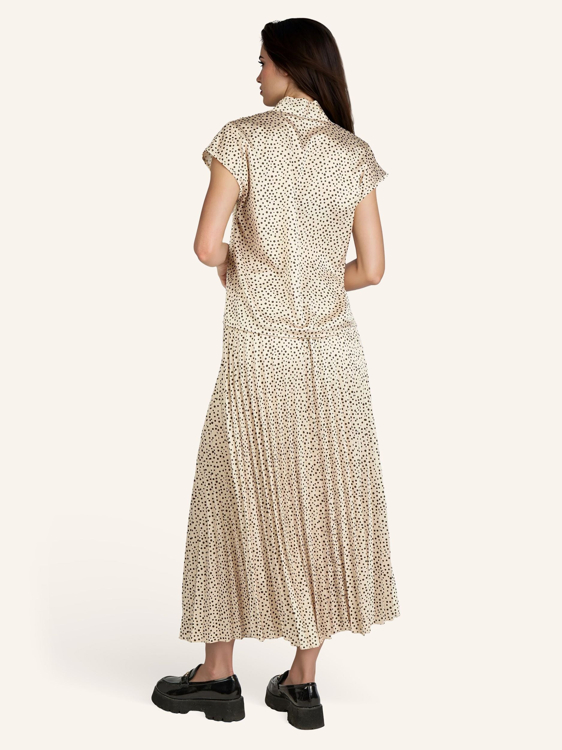 Ärmellose Satinbluse mit Tupfenprint