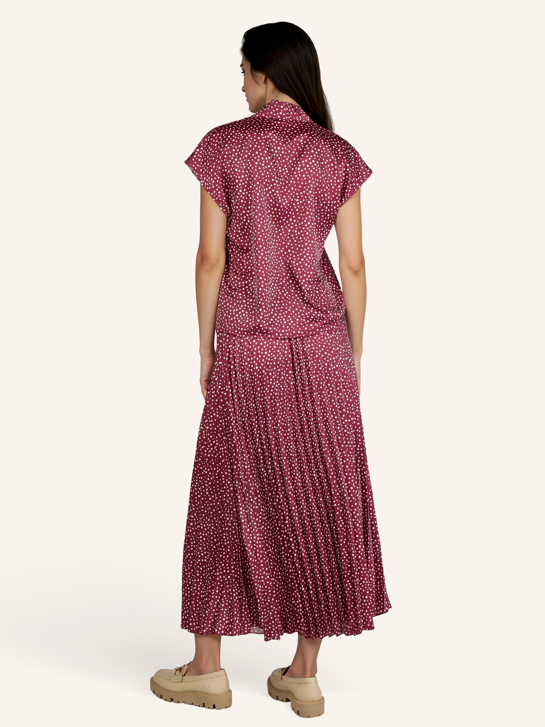 Ärmellose Satinbluse mit Tupfenprint
