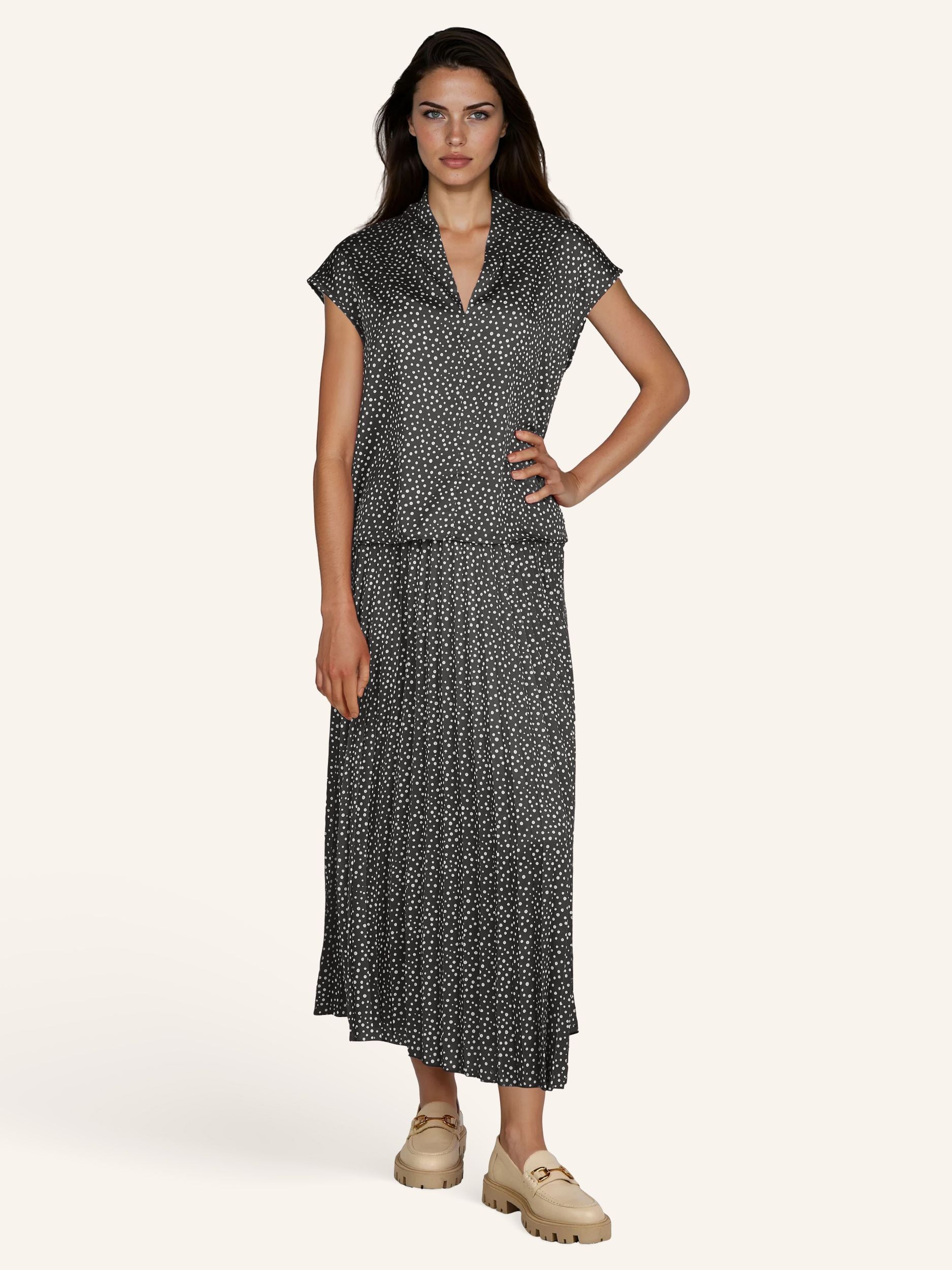 Ärmellose Satinbluse mit Tupfenprint