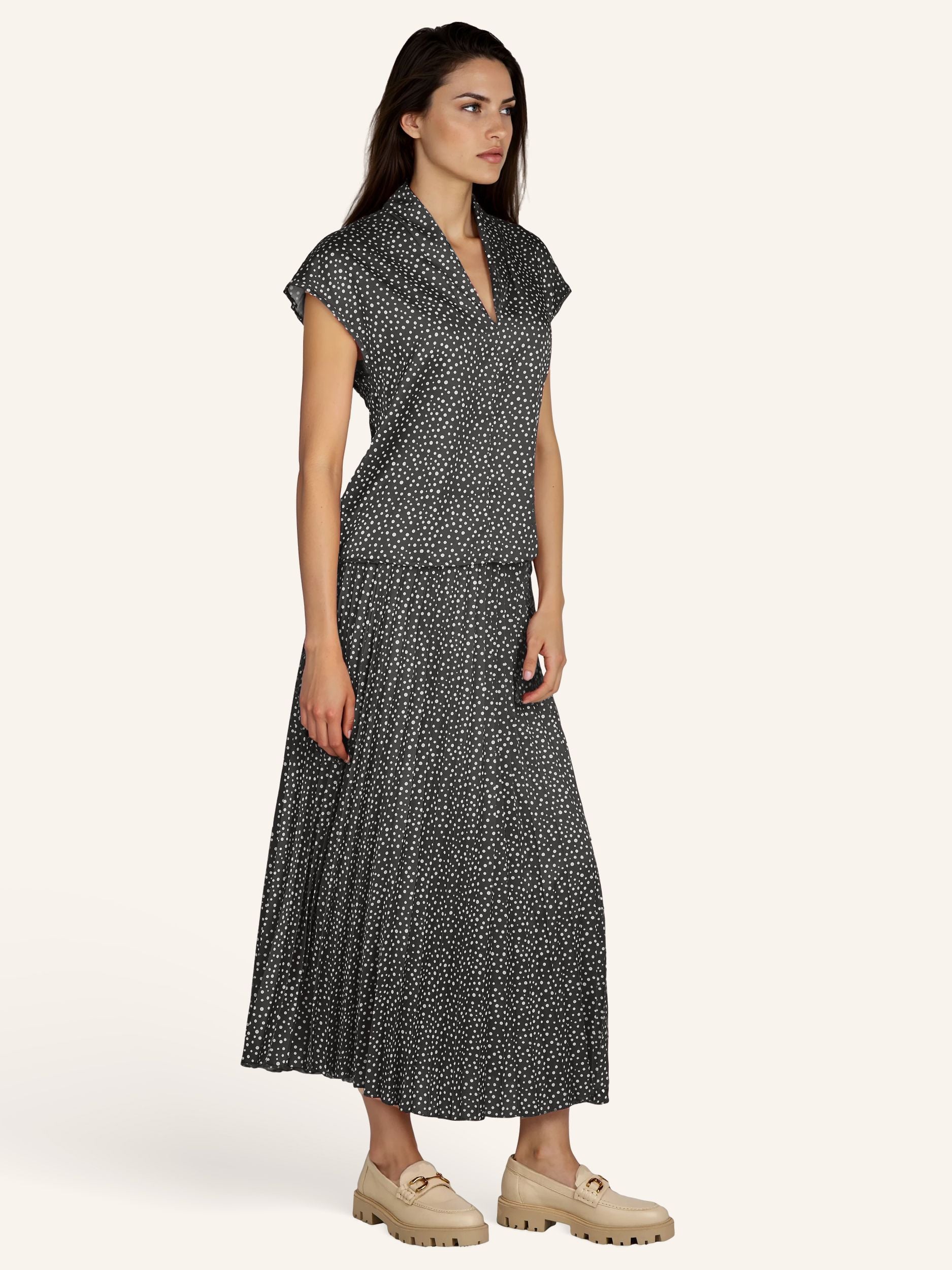 Ärmellose Satinbluse mit Tupfenprint