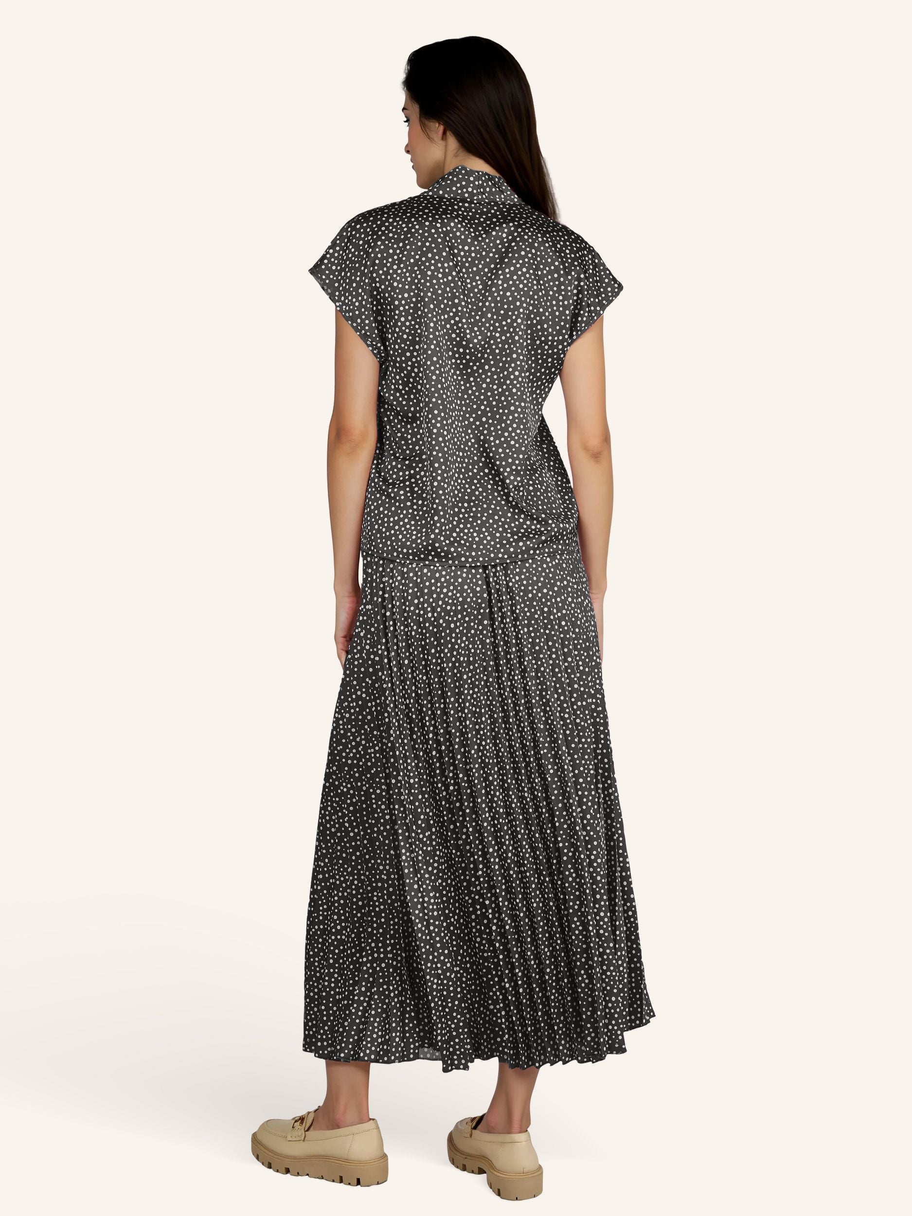 Ärmellose Satinbluse mit Tupfenprint