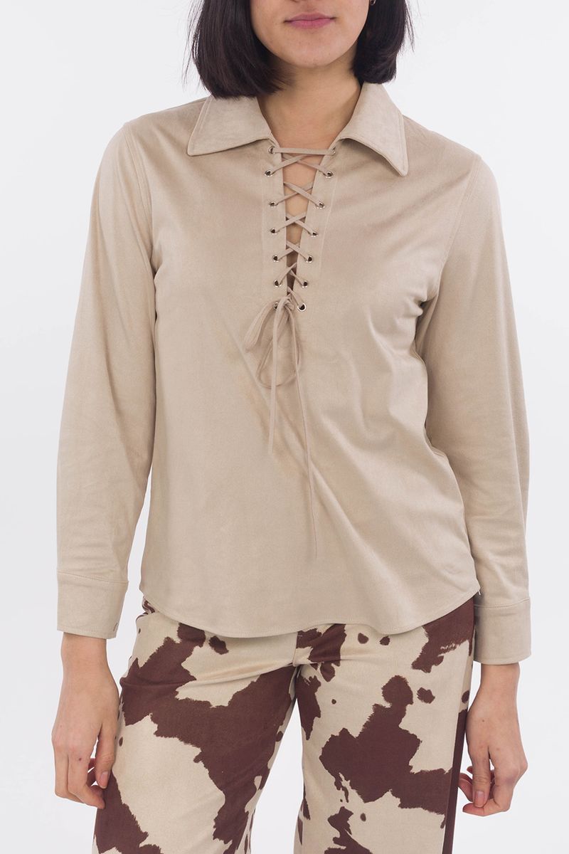 Lavare la camicia in pelle con allacciatura