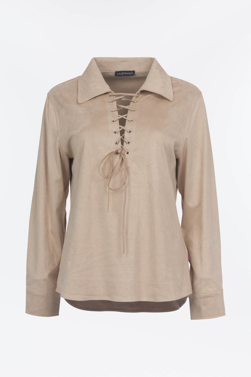 Lavare la camicia in pelle con allacciatura