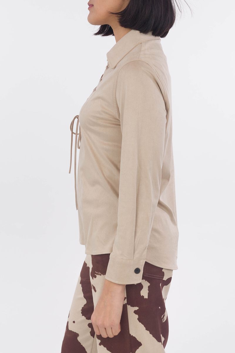 Lavare la camicia in pelle con allacciatura