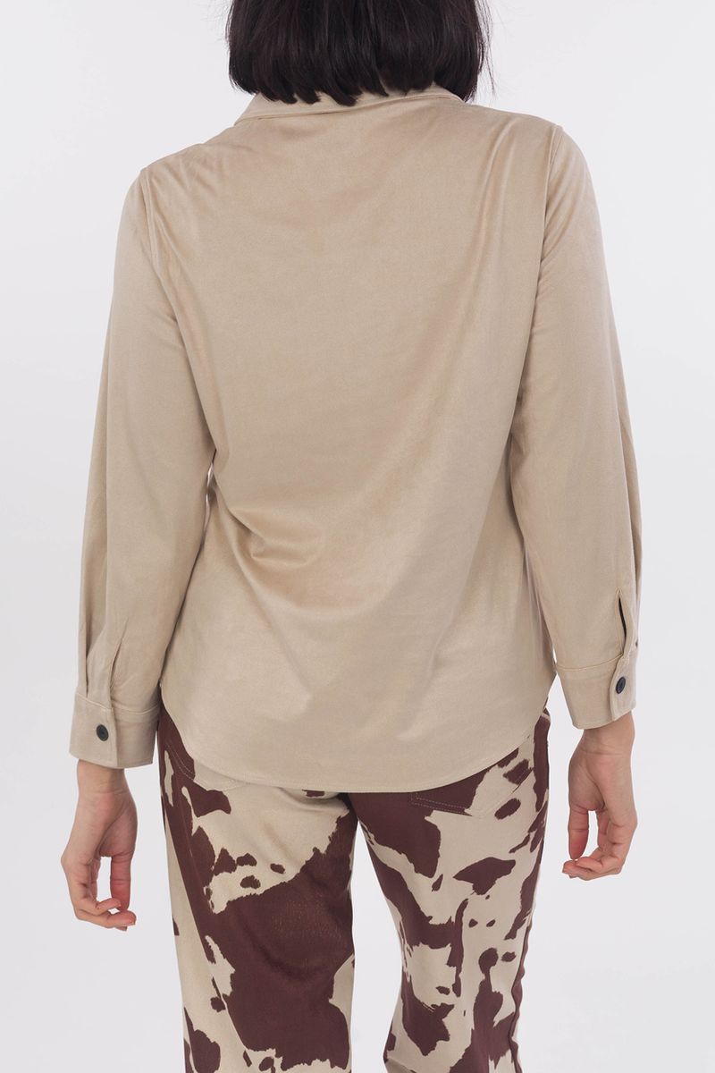 Lavare la camicia in pelle con allacciatura