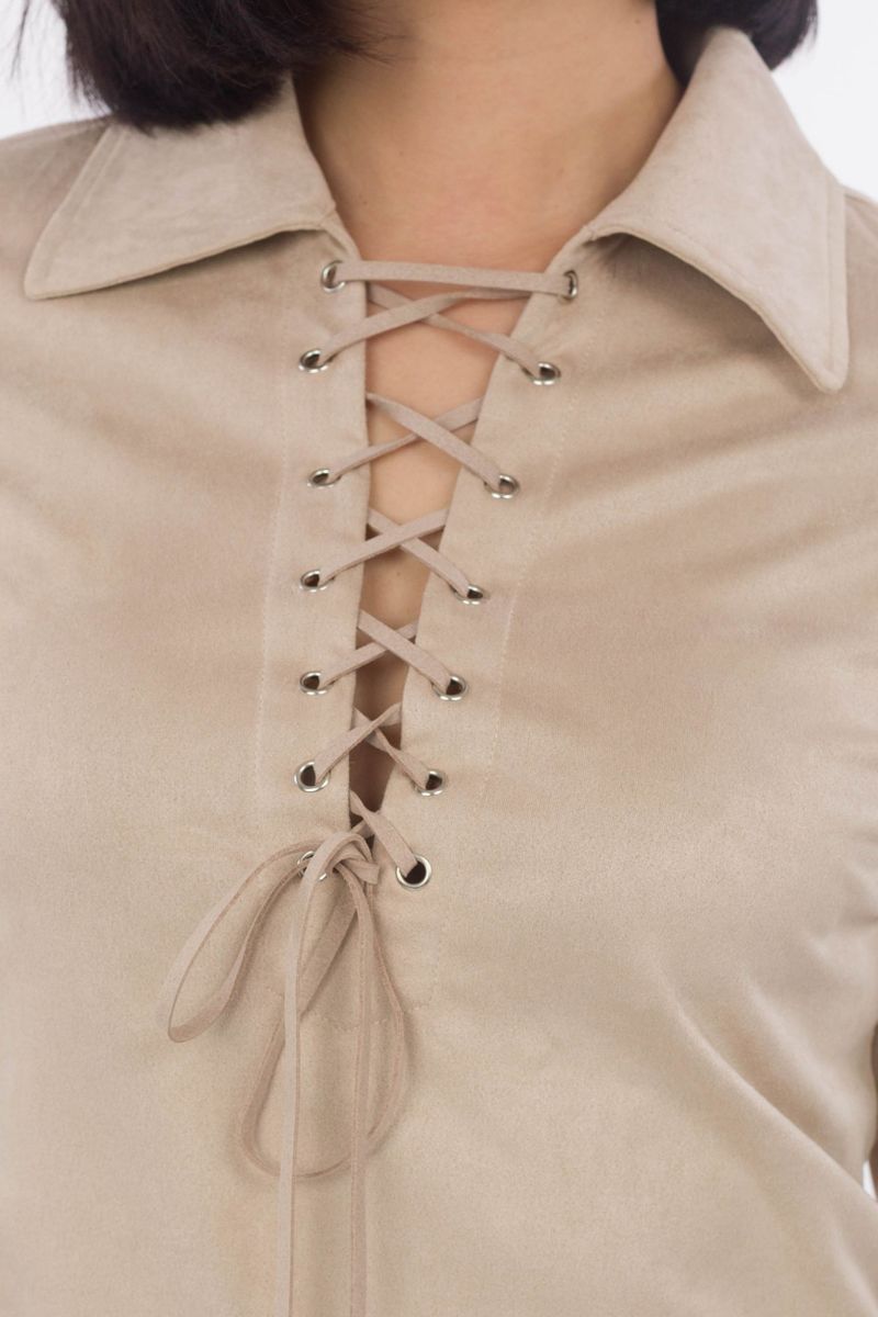 Lavare la camicia in pelle con allacciatura