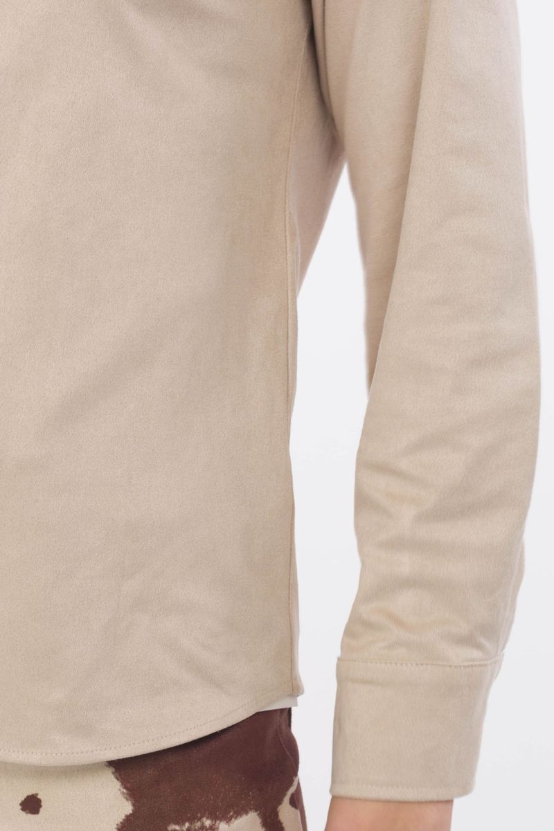Lavare la camicia in pelle con allacciatura
