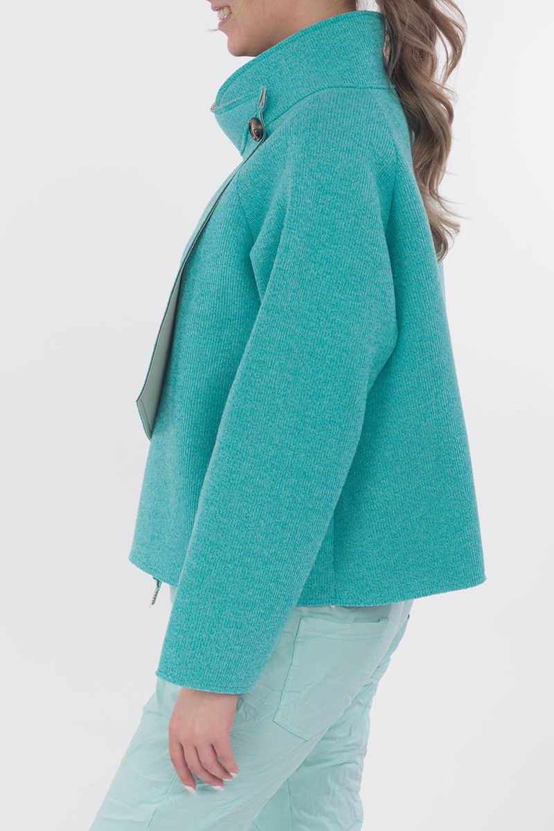 Zacht kort jasje met knop