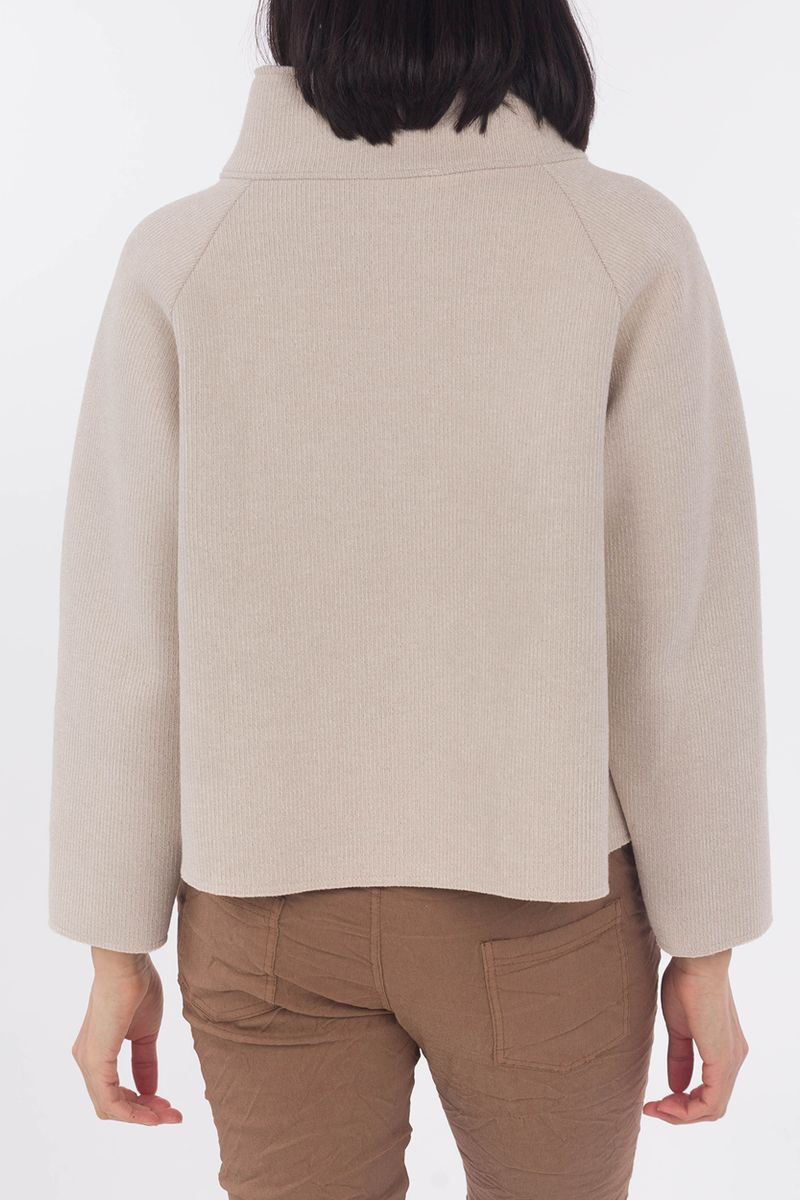 Zacht kort jasje met knop