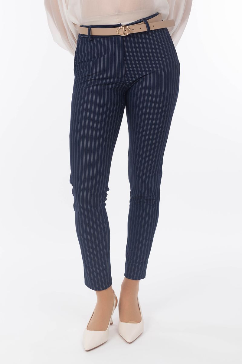 Nadelstreifen-Hose mit schmalem Bein