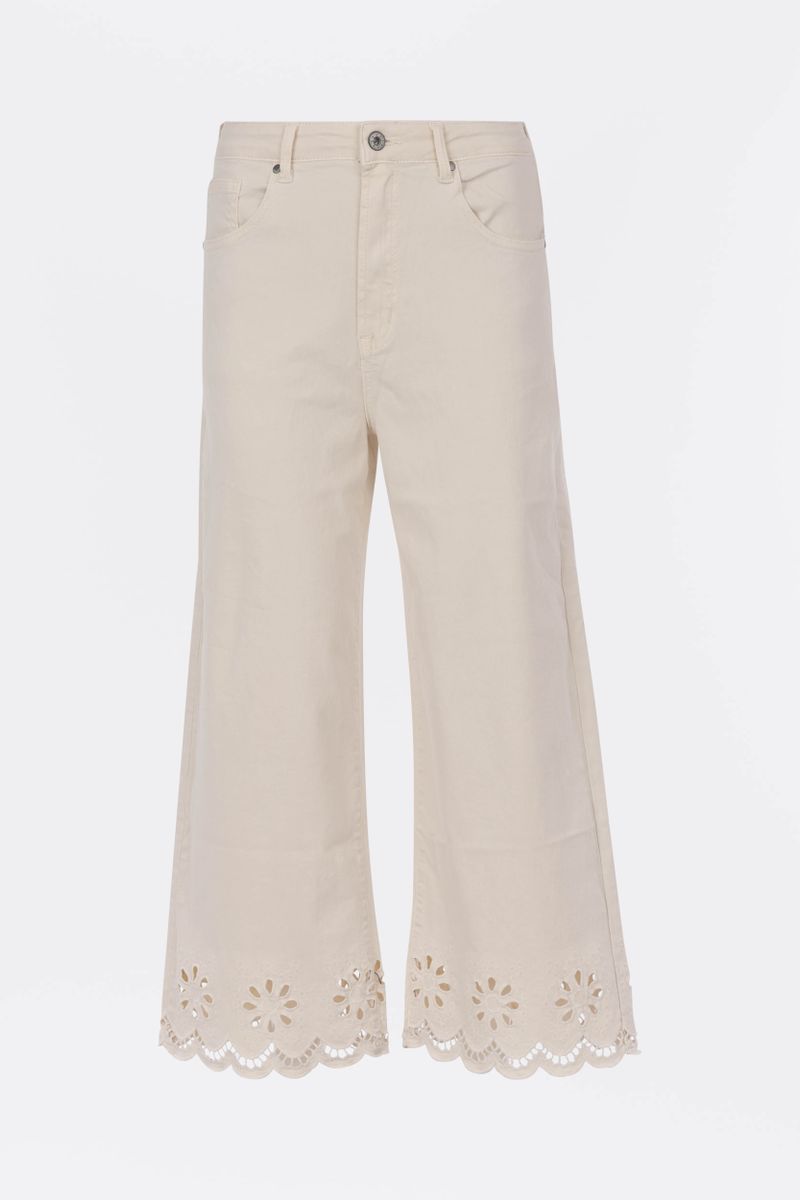 Color-Jeans mit Lochstickerei