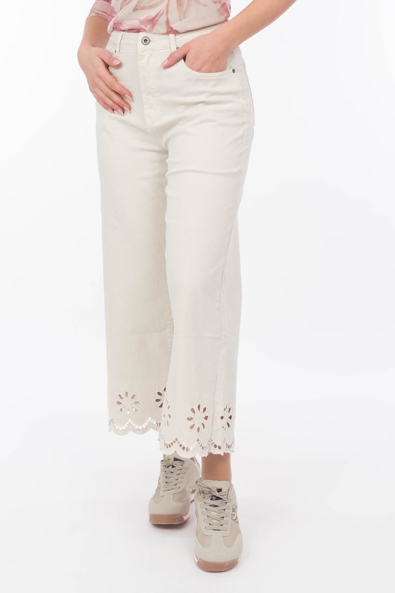 Color-Jeans mit Lochstickerei