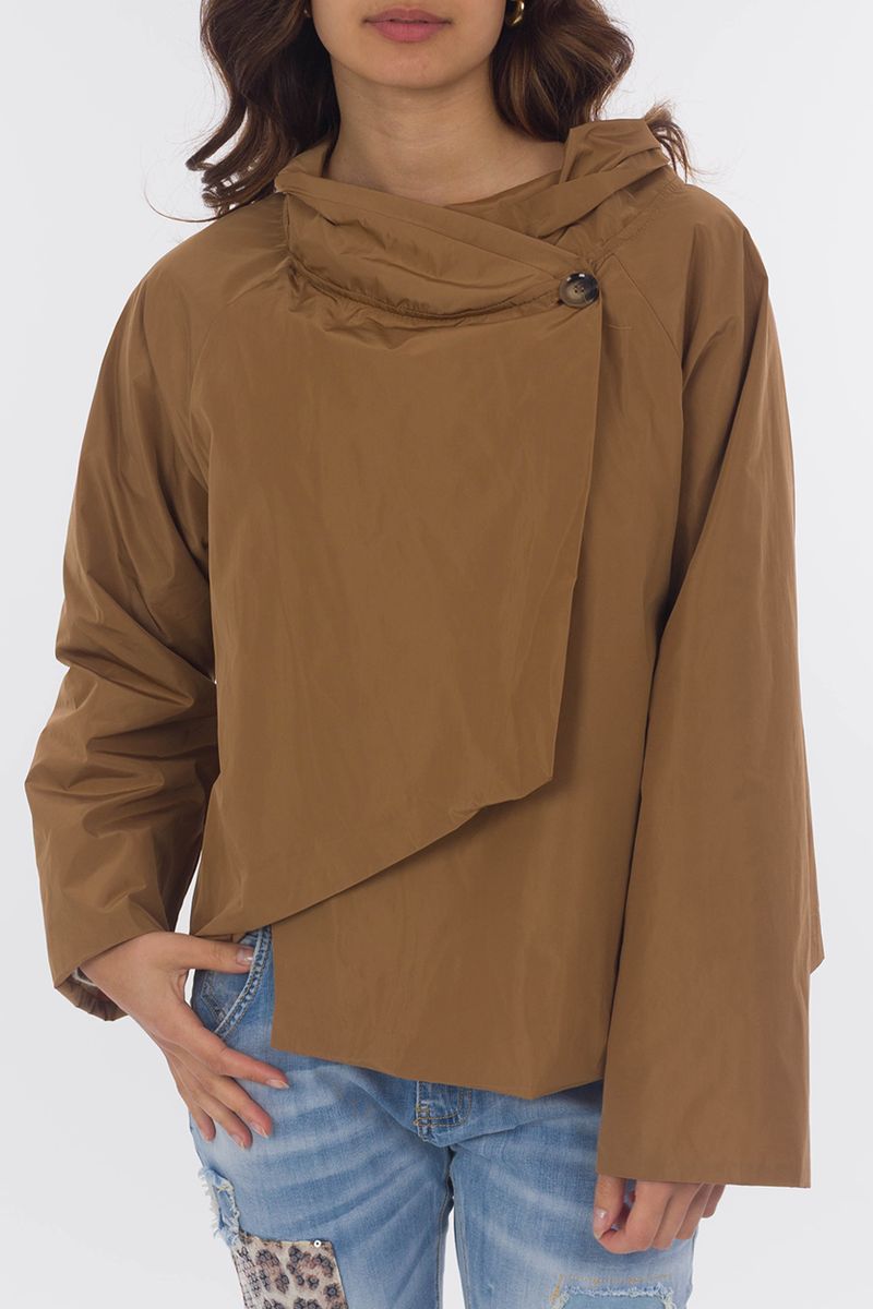 Glänzende Kurzjacke mit diagonalem Schnitt