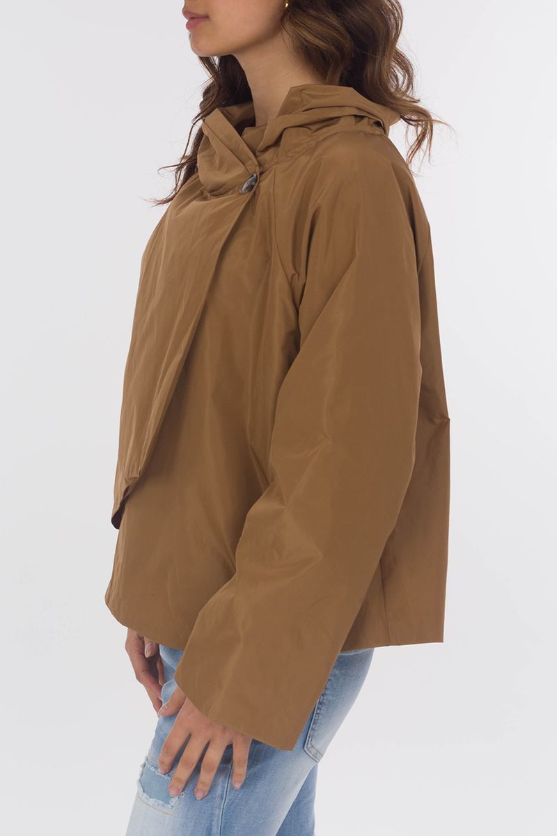 Glänzende Kurzjacke mit diagonalem Schnitt