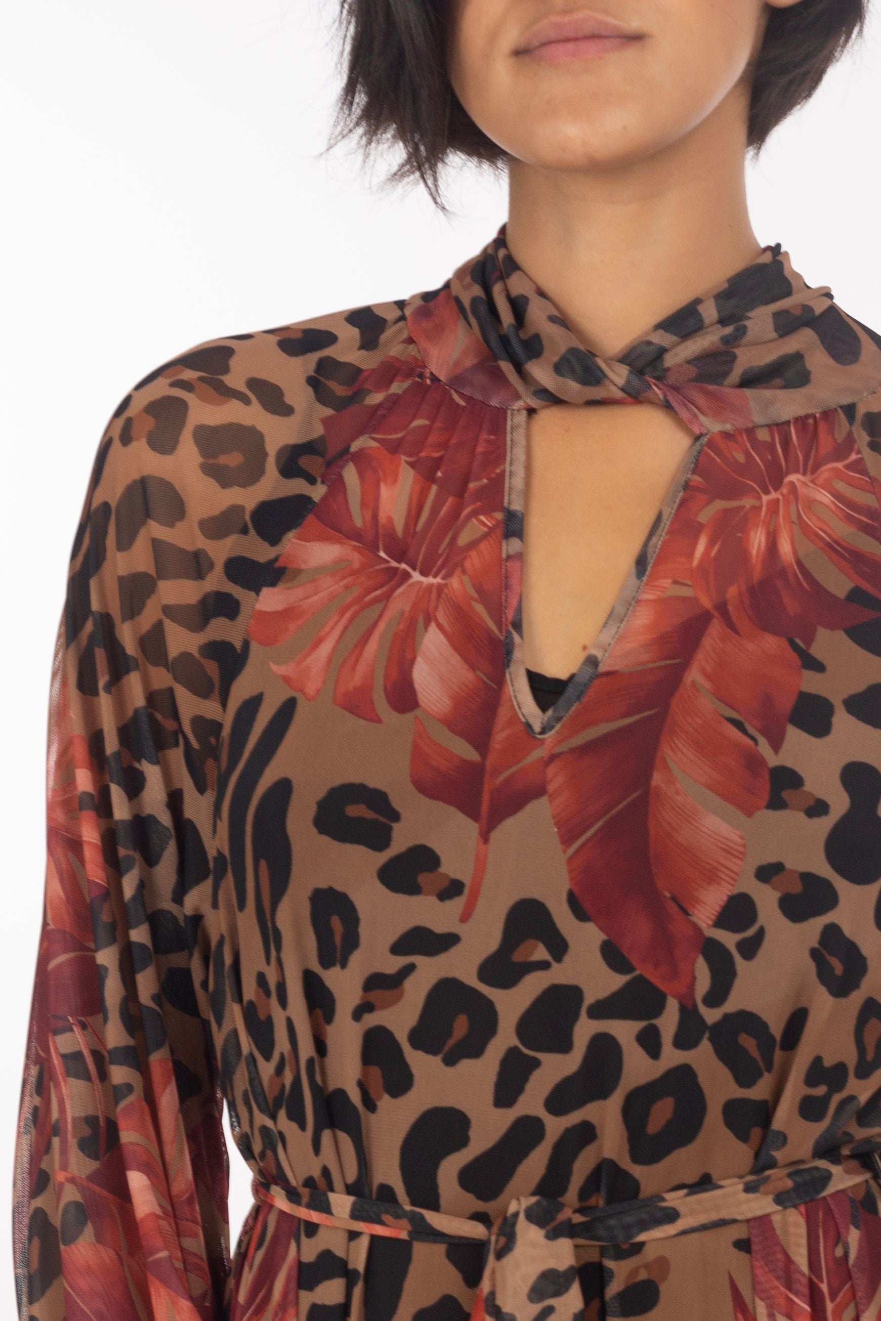 Maxi-robe dans le tropical Motif