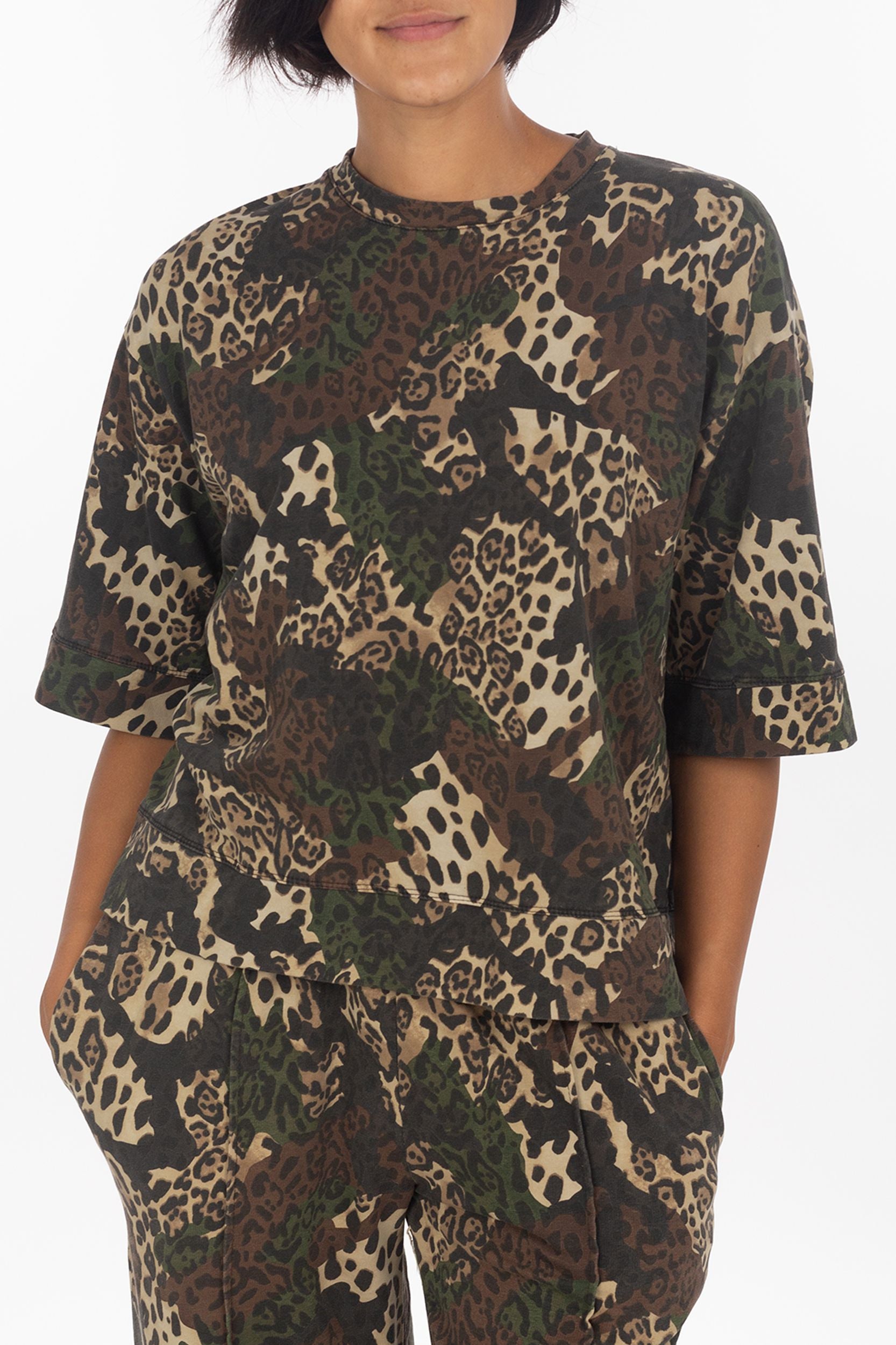 Camouflage t-shirt met leo-print