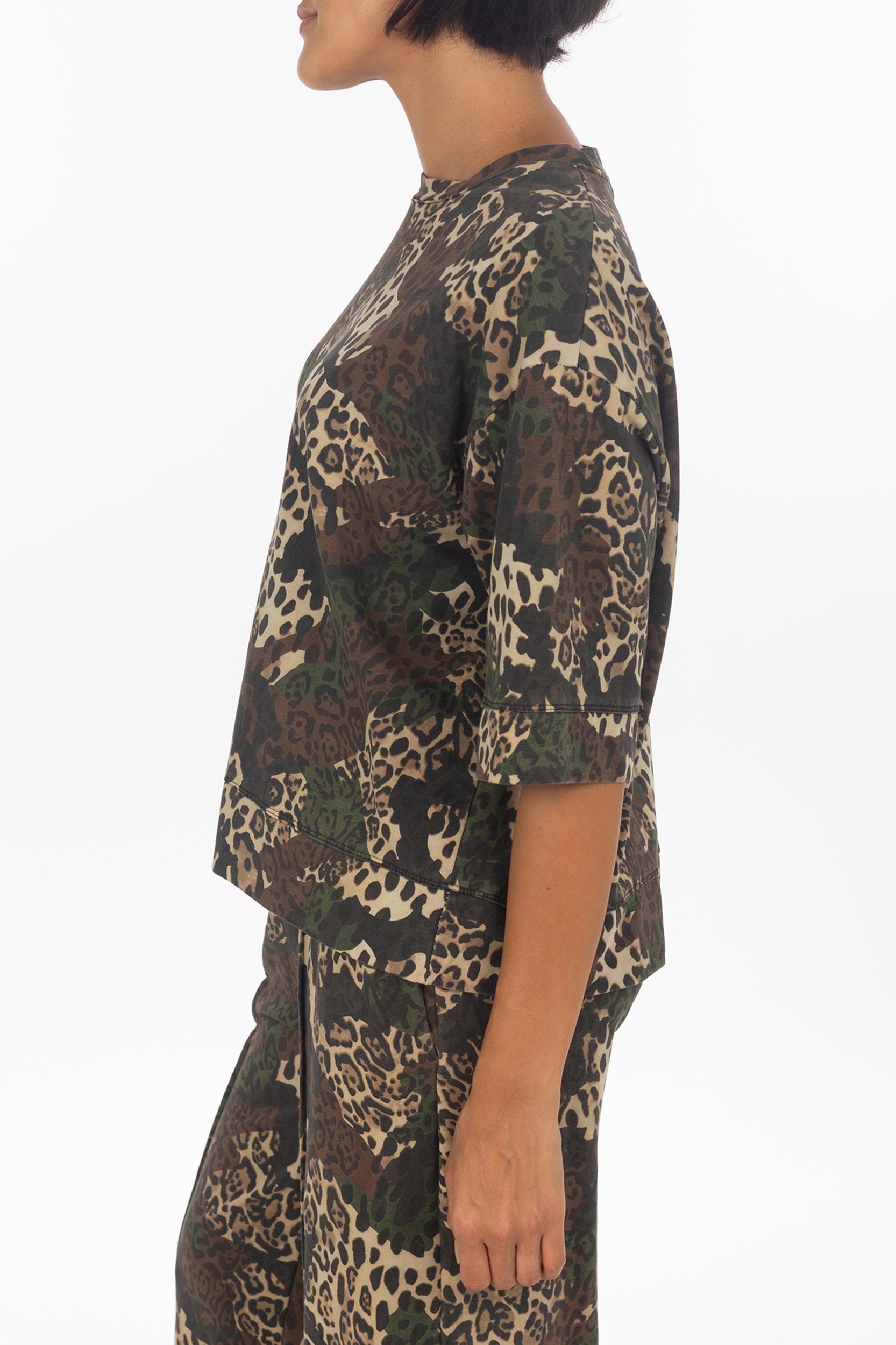 Camouflage t-shirt met leo-print