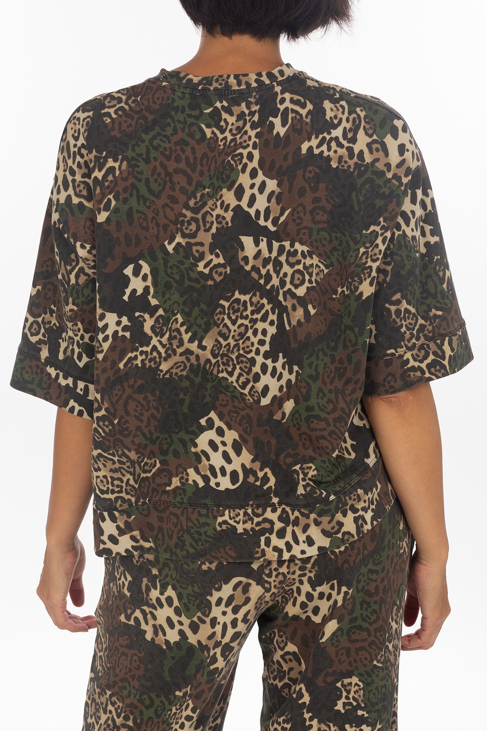 Camouflage t-shirt met leo-print