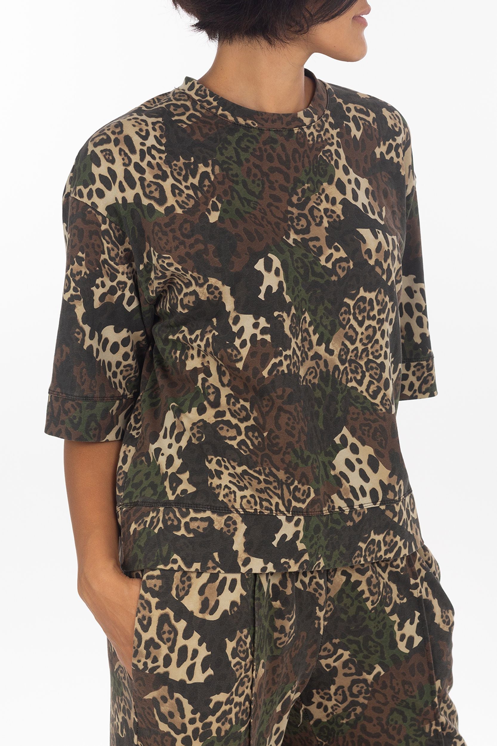 Camouflage t-shirt met leo-print