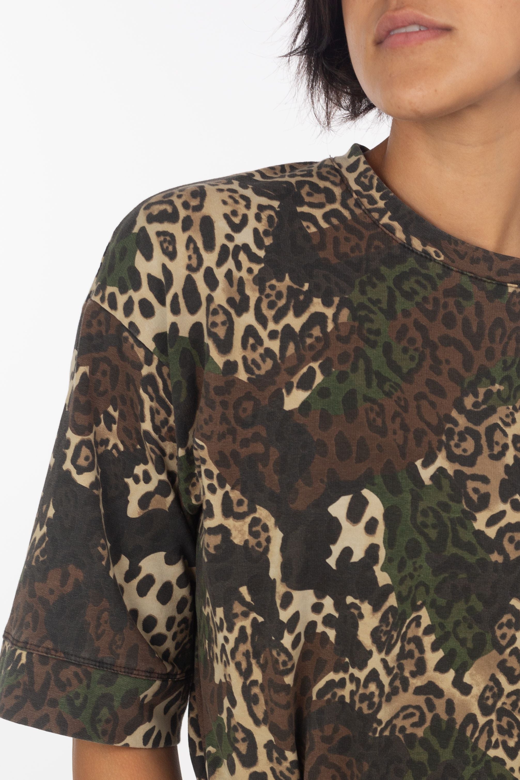 Camouflage t-shirt met leo-print