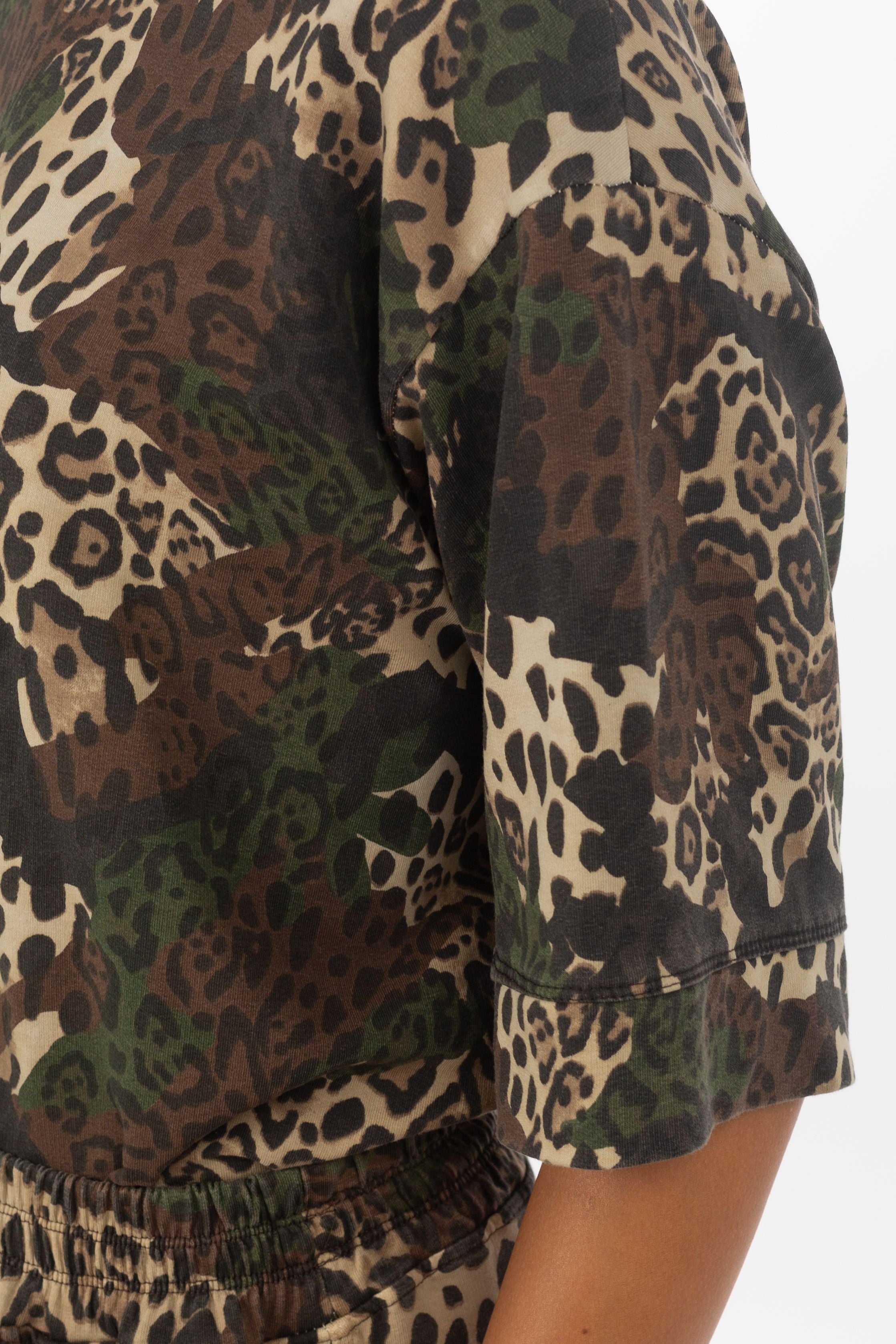 Camouflage t-shirt met leo-print