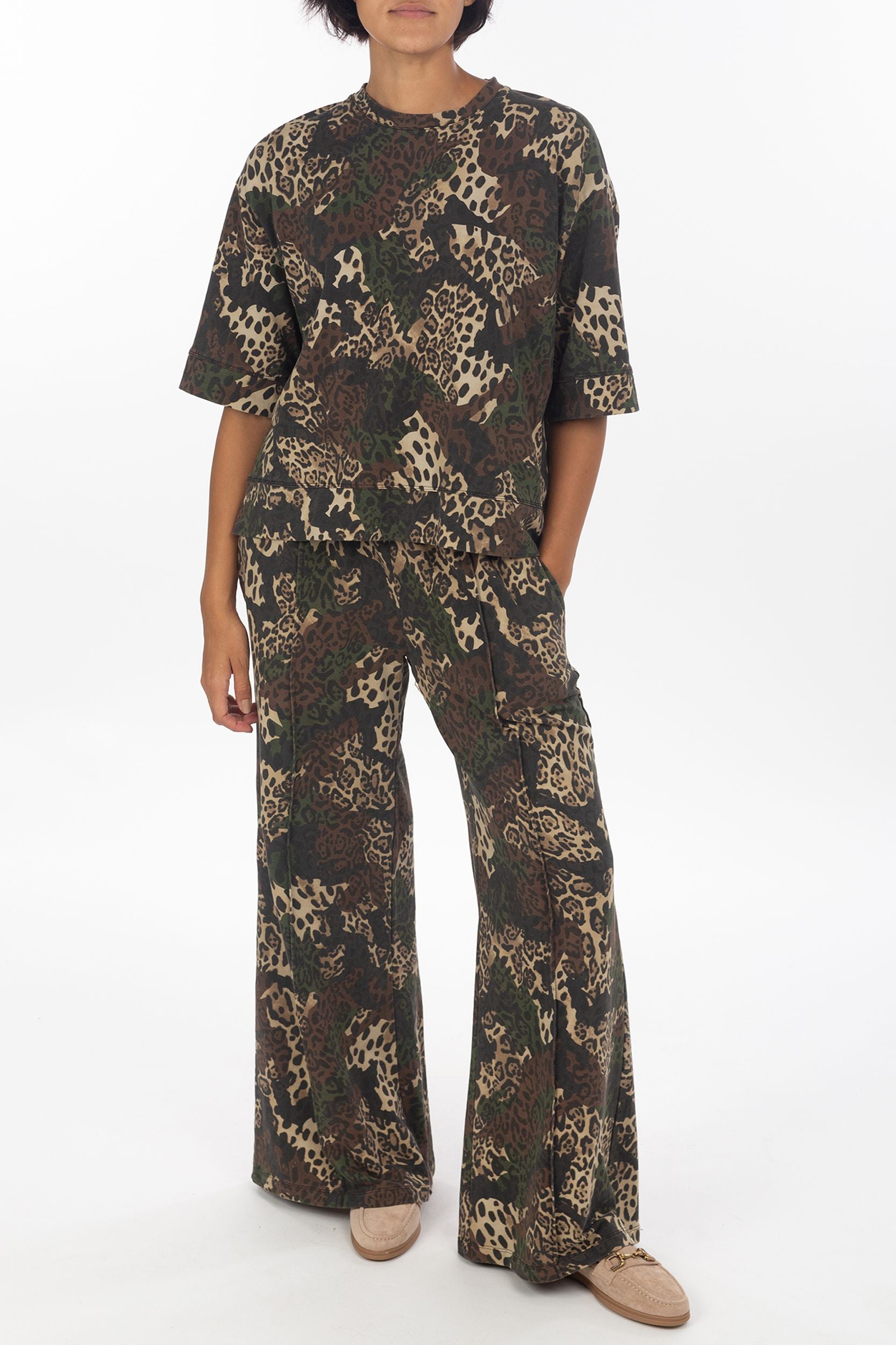 Camouflage trousers with Leo-Print