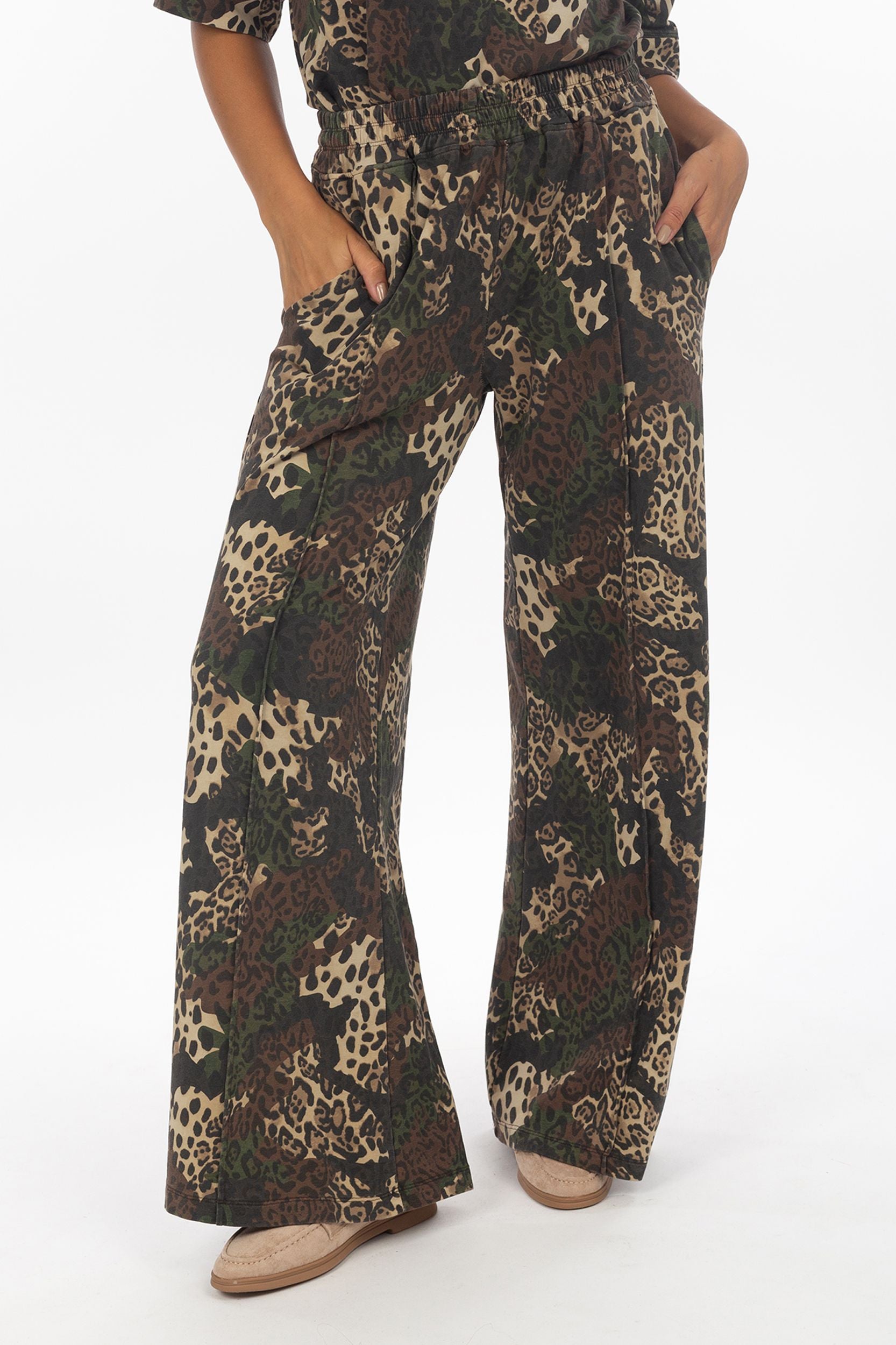 Camouflagebroek met leo-print