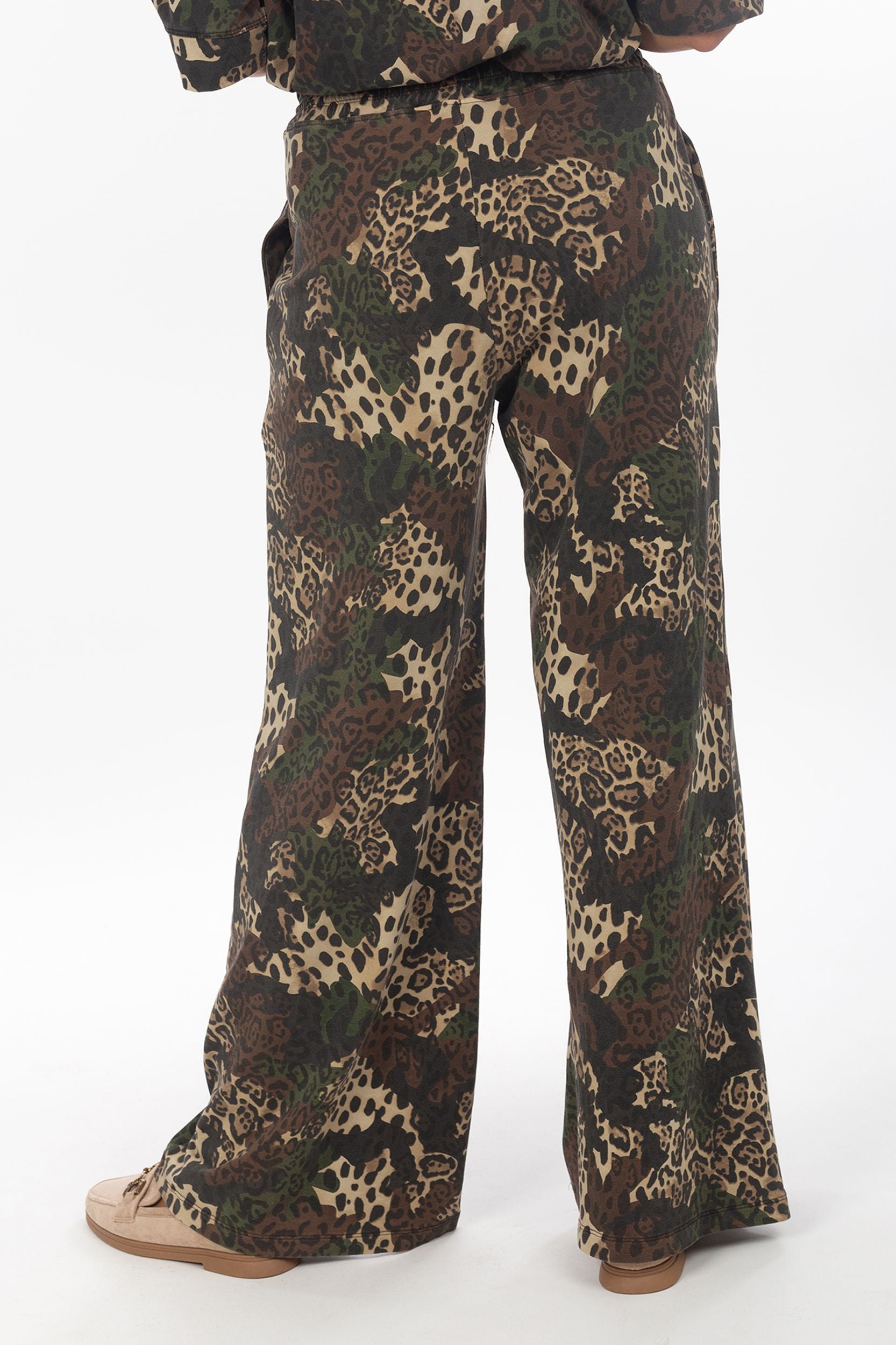 Camouflage trousers with Leo-Print