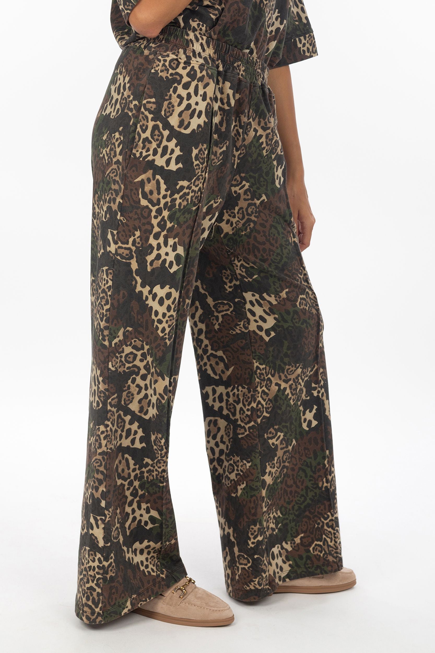 Camouflagebroek met leo-print