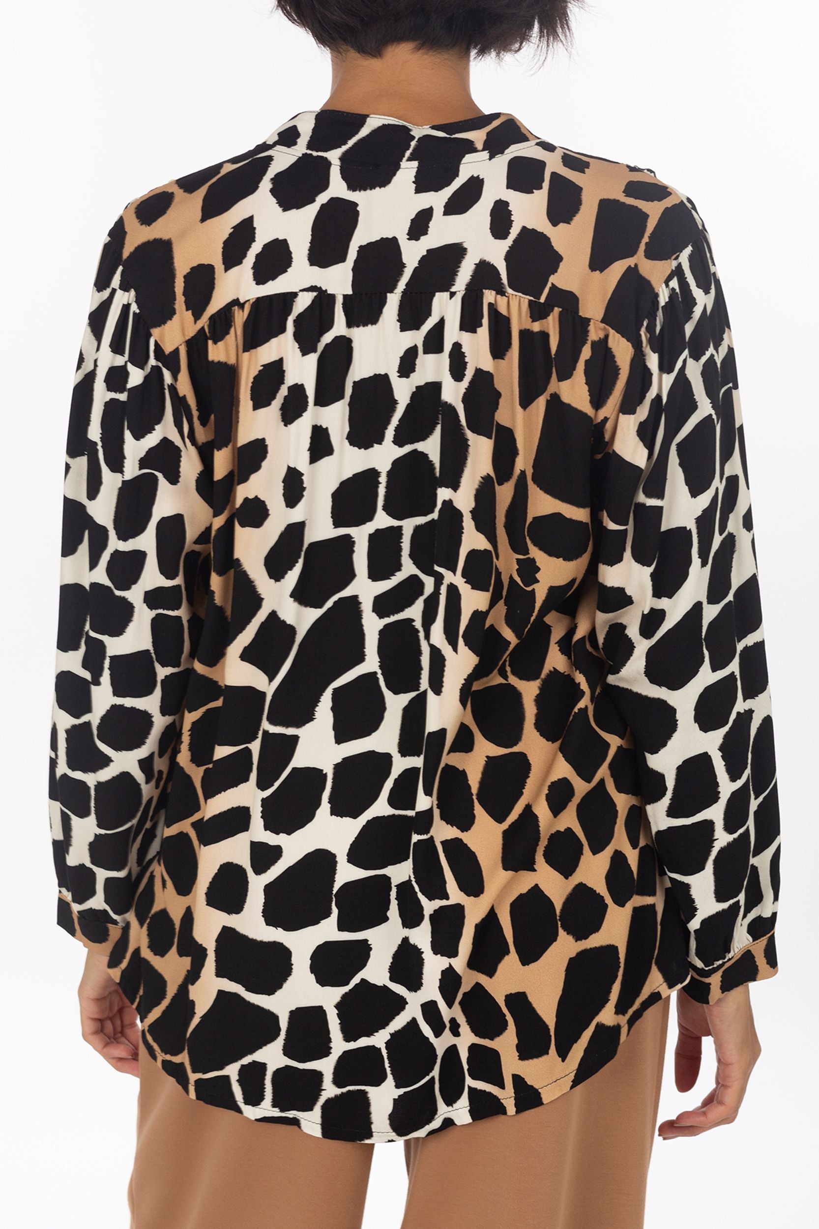 Blusa viscosa con un motivo a giraffa