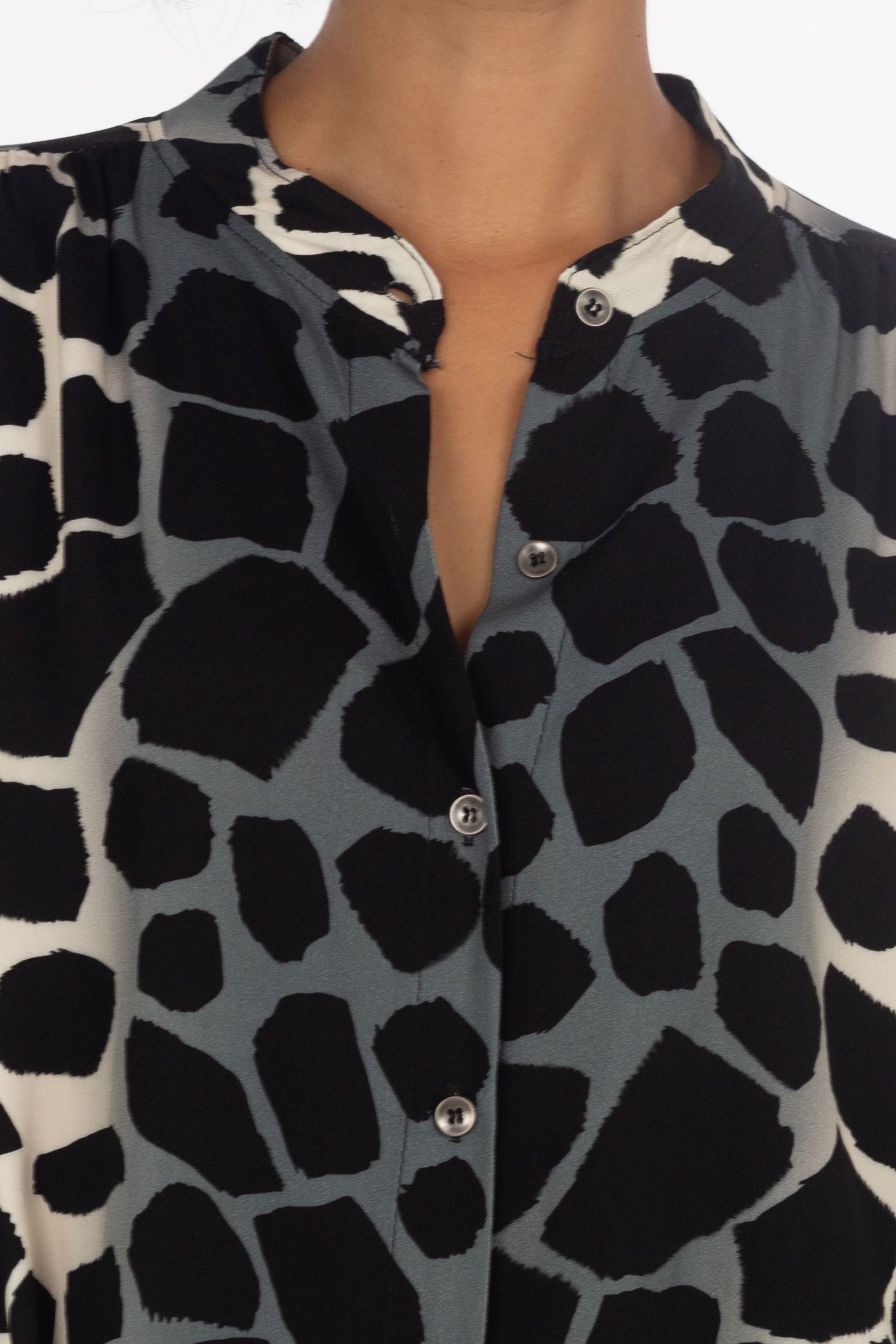 Blusa viscosa con un motivo a giraffa